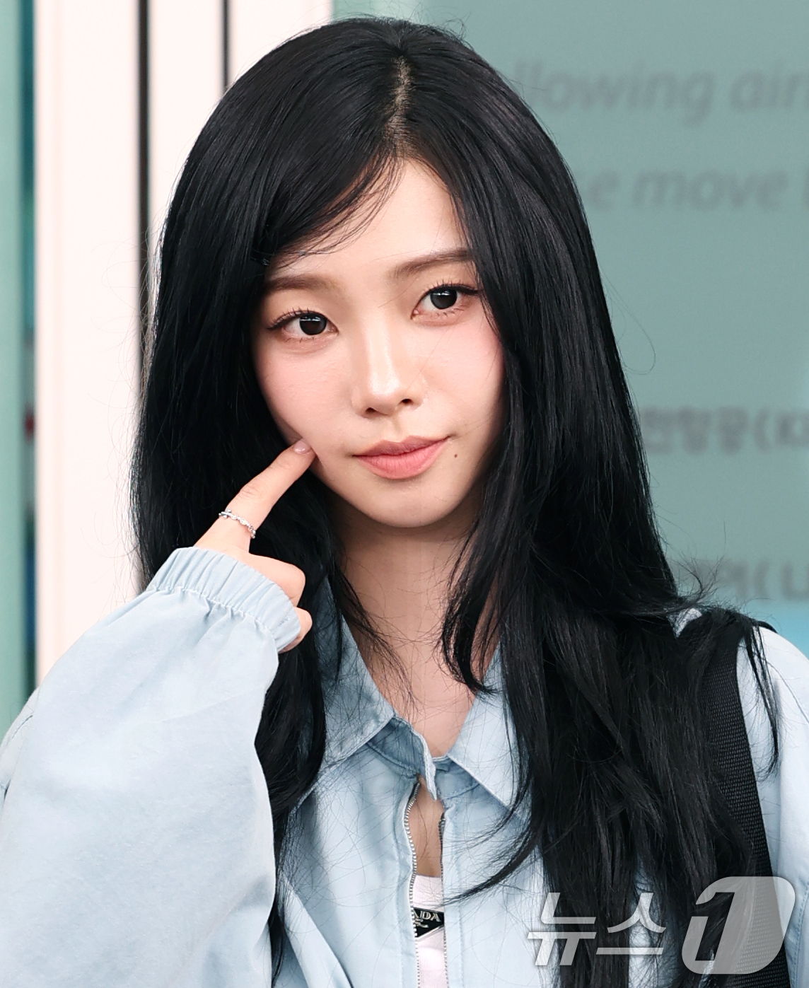 (인천공항=뉴스1) 권현진 기자 = 에스파 카리나가 해외 일정을 위해 24일 오전 인천국제공항을 통해 밀라노로 출국하기 전 인사를 하고 있다. 2025.9.24/뉴스1