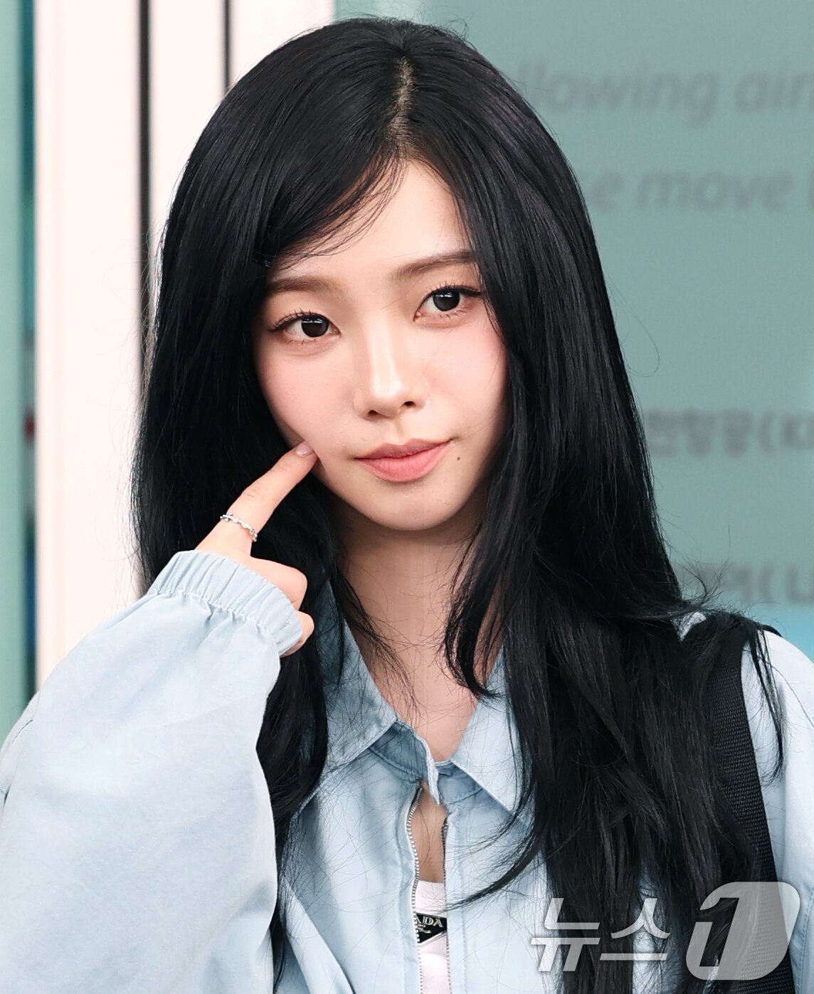 본문 이미지 - 에스파 카리나가 해외 일정을 위해 24일 오전 인천국제공항을 통해 밀라노로 출국하기 전 볼 콕 포즈를 취하고 있다. ⓒ News1 권현진 기자