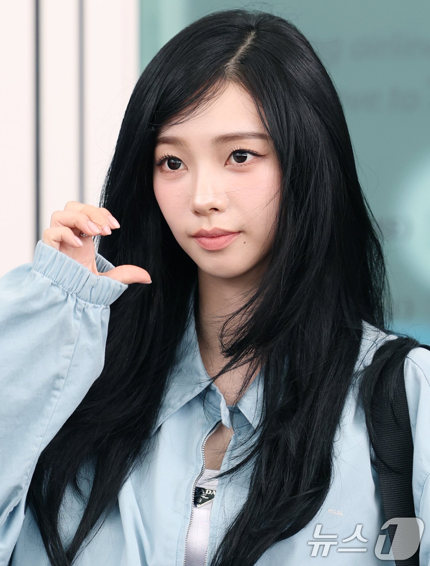 본문 이미지 - 에스파 카리나가 해외 일정을 위해 24일 오전 인천국제공항을 통해 밀라노로 출국하기 전 볼 하트를 하고 있다. ⓒ News1 권현진 기자