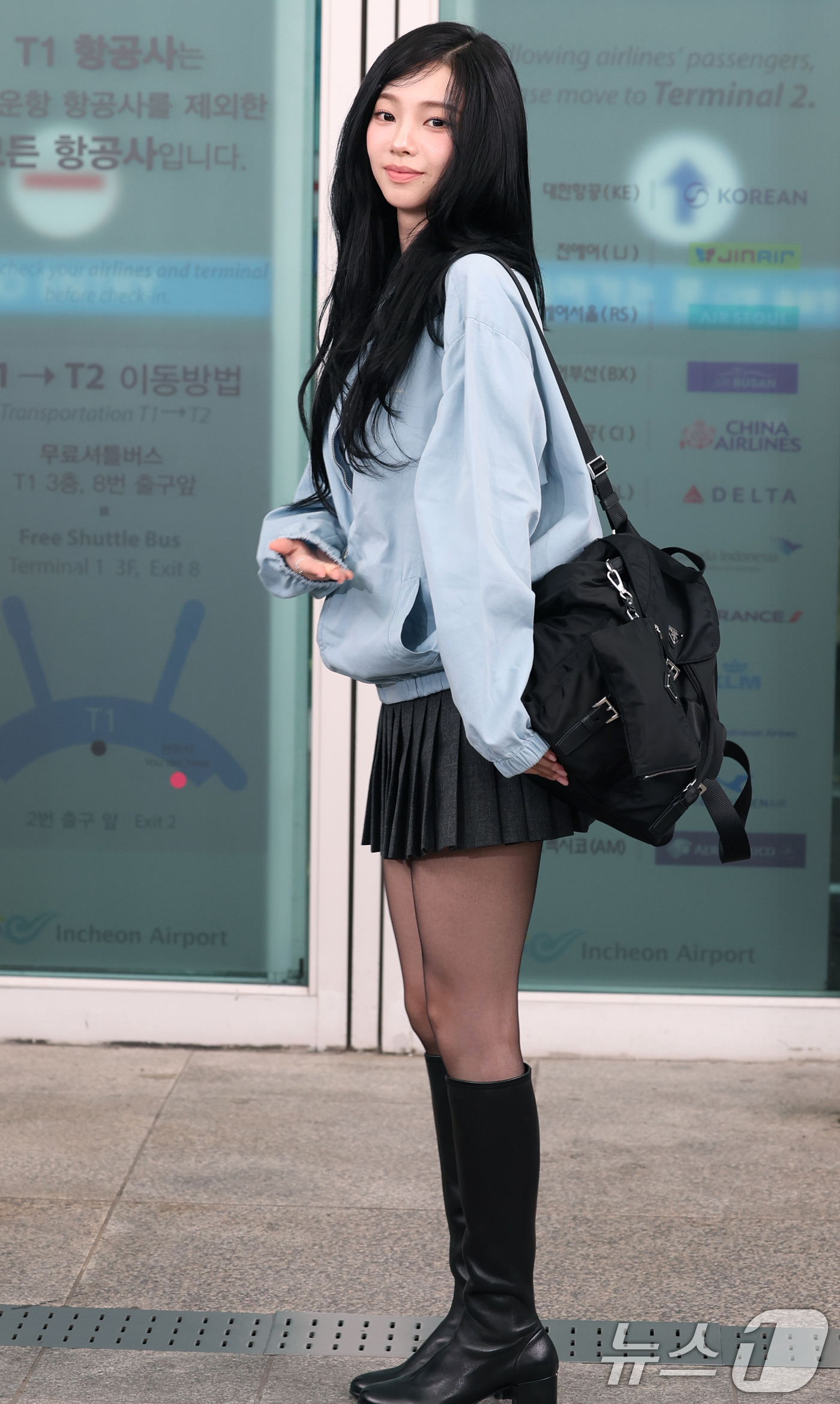 (인천공항=뉴스1) 권현진 기자 = 에스파 카리나가 해외 일정을 위해 24일 오전 인천국제공항을 통해 밀라노로 출국하기 전 인사를 하고 있다. 2025.9.24/뉴스1