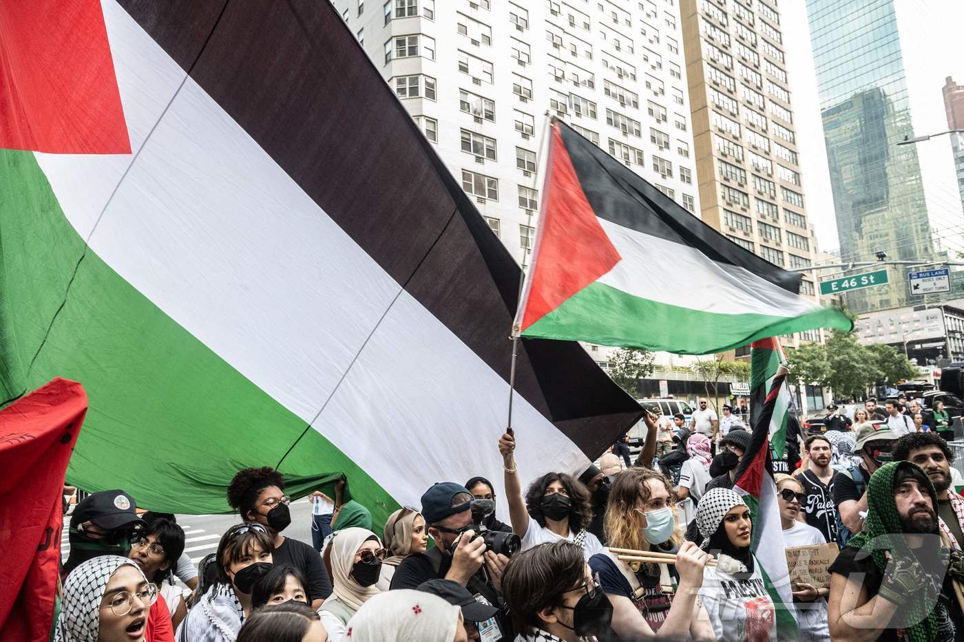 (뉴욕 AFP=뉴스1) 권준언 기자 = 23일(현지시간) 미국 뉴욕 유엔 본부 인근에서 팔레스타인 지지 활동가들이 집회를 벌이고 있다. 이들은 도널드 트럼프 미국 대통령의 연설이 …