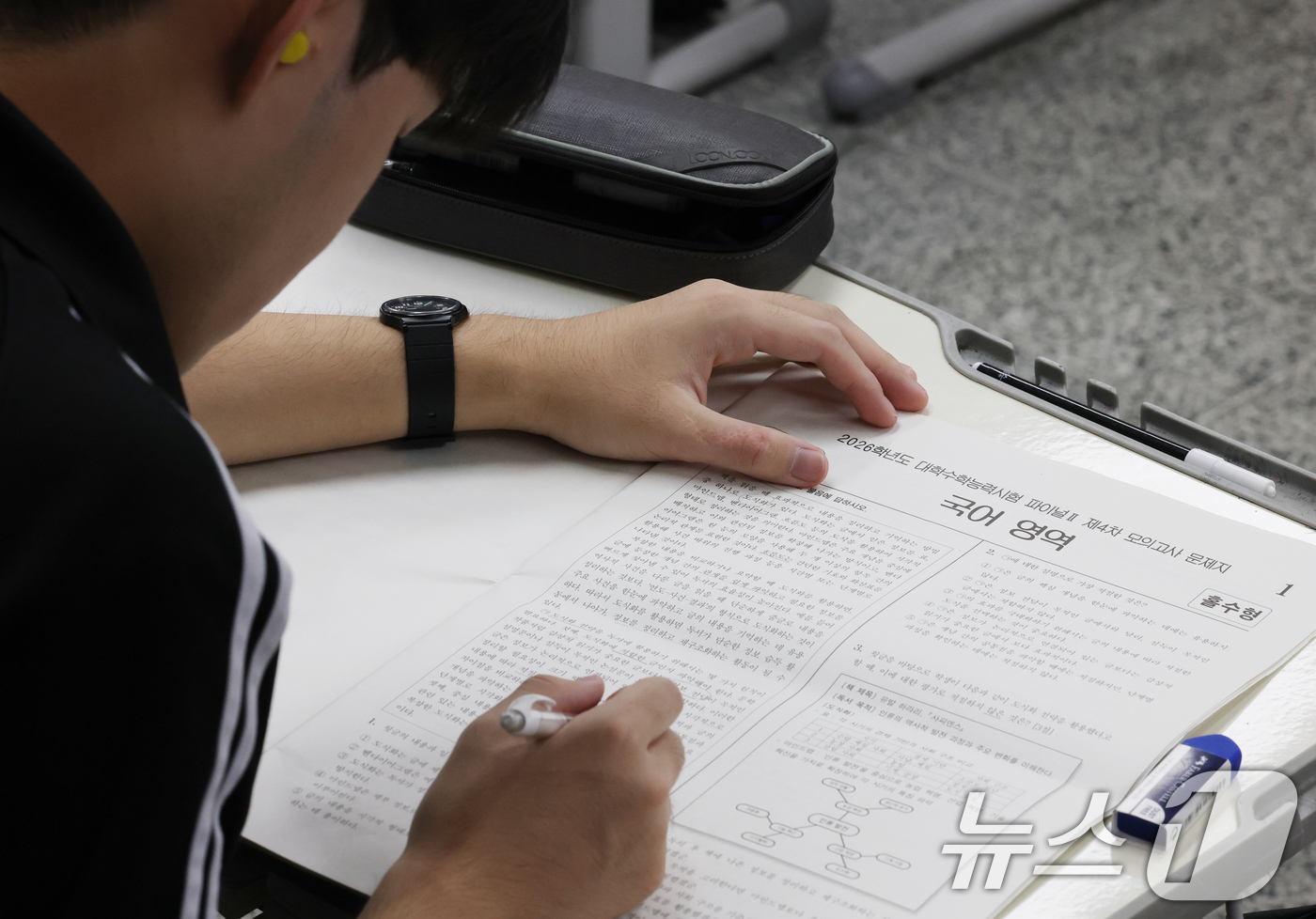 (화성=뉴스1) 김영운 기자 = 2026학년도 대학수학능력시험을 50일 앞둔 24일 경기 화성시 동탄고등학교에서 3학년 학생들이 흔들림 없이 수능 준비에 매진하고 있다. 2025. …