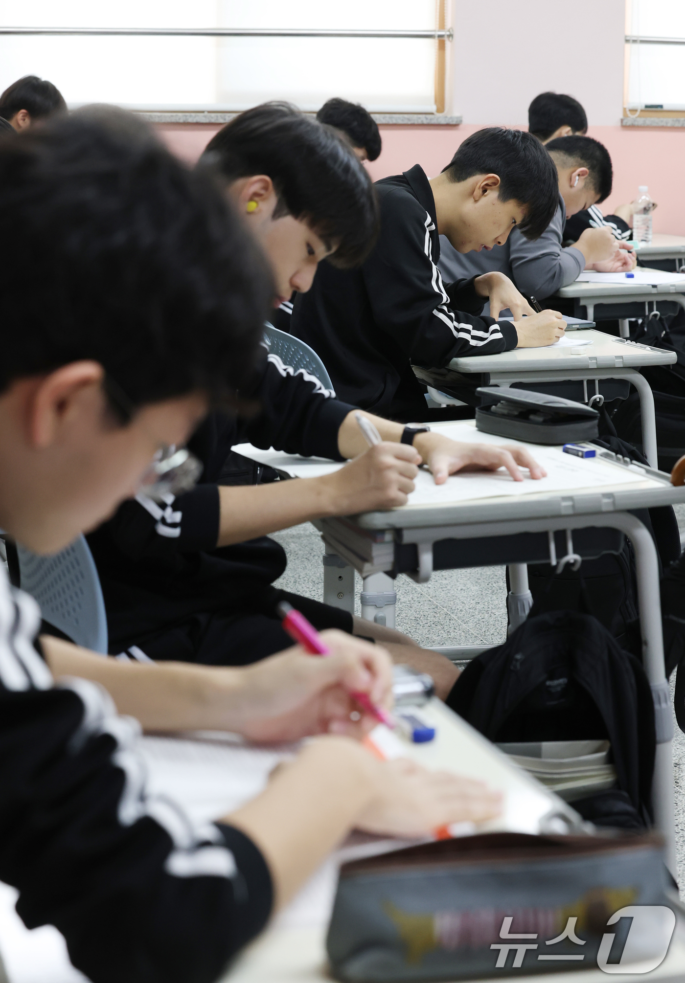 (화성=뉴스1) 김영운 기자 = 2026학년도 대학수학능력시험을 50일 앞둔 24일 경기 화성시 동탄고등학교에서 3학년 학생들이 흔들림 없이 수능 준비에 매진하고 있다. 2025. …