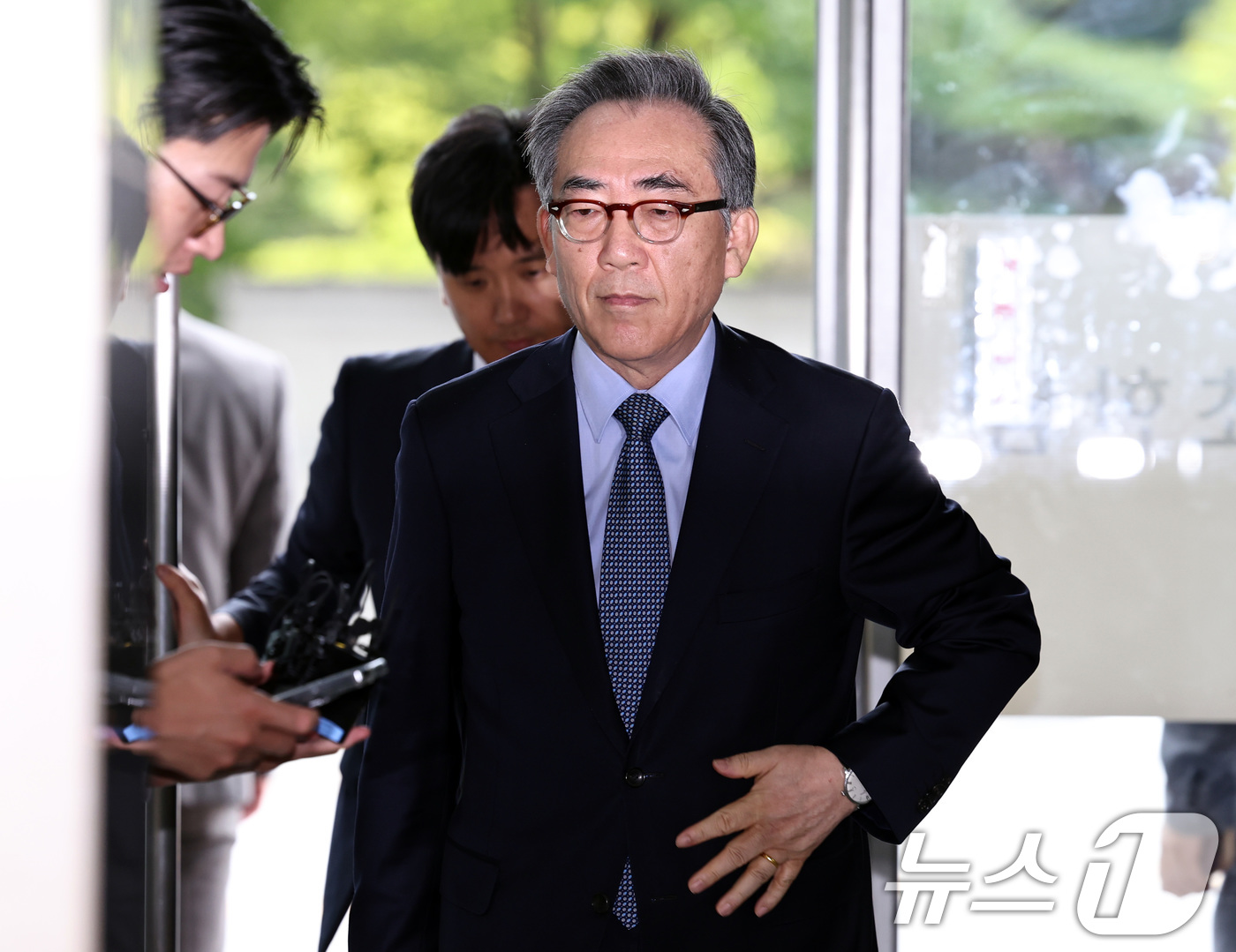 (서울=뉴스1) 구윤성 기자 = 조태열 전 외교부 장관이 24일 오전 피의자 신분으로 조사를 받기 위해 서울 서초구 순직해병특별검사팀 사무실에 출석하고 있다. 2025.9.24/뉴 …