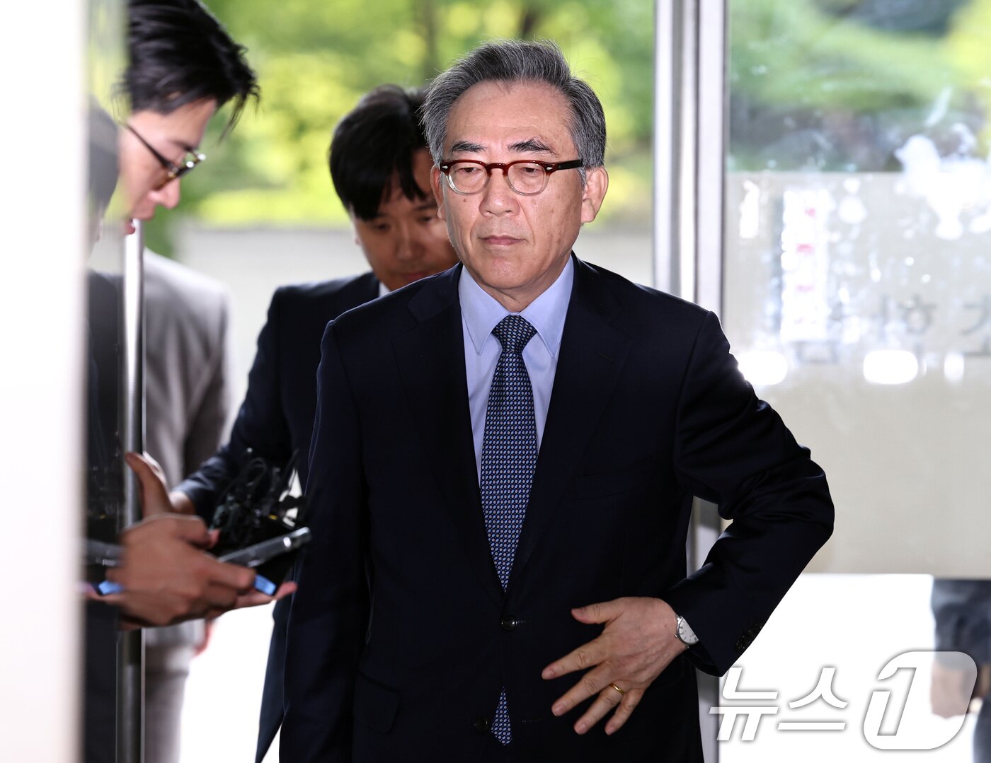 본문 이미지 - 조태열 전 외교부 장관이 24일 오전 피의자 신분으로 조사를 받기 위해 서울 서초구 순직해병특별검사팀 사무실에 출석하고 있다. 2025.9.24/뉴스1 ⓒ News1 구윤성 기자