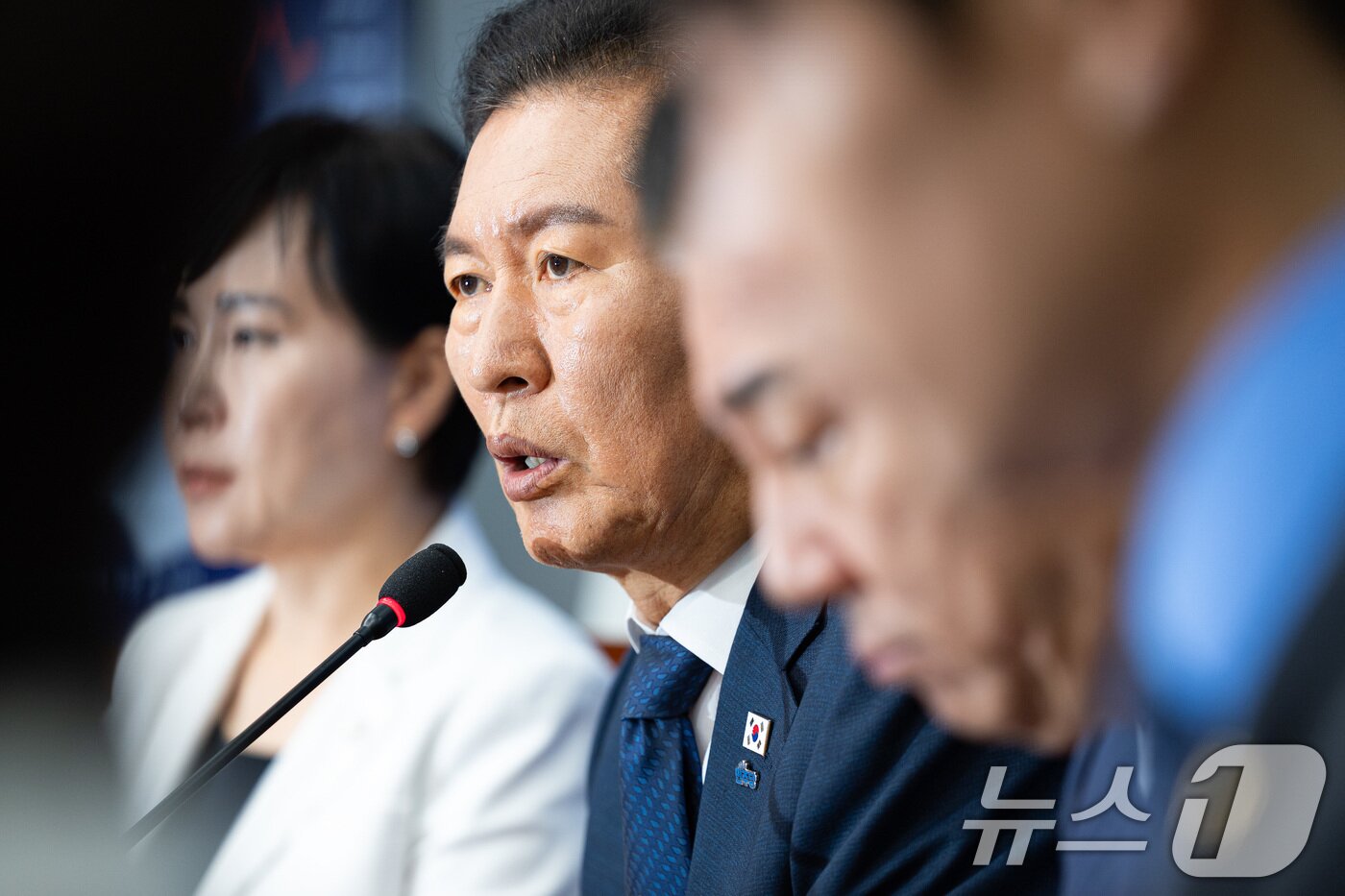 본문 이미지 - 정청래 더불어민주당 대표가 24일 서울 여의도 국회에서 열린 최고위원회의에서 모두 발언을 하고 있다. 2025.9.24/뉴스1 ⓒ News1 유승관 기자