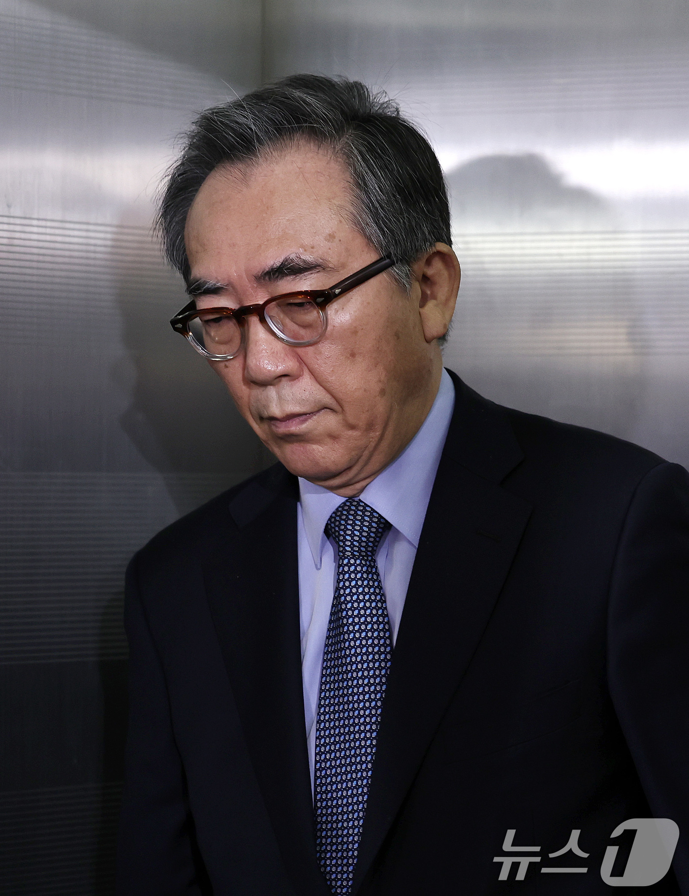 (서울=뉴스1) 구윤성 기자 = 조태열 전 외교부 장관이 24일 오전 피의자 신분으로 조사를 받기 위해 서울 서초구 순직해병특별검사팀 사무실에 출석하고 있다. 2025.9.24/뉴 …