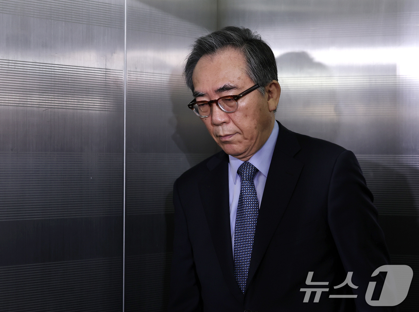 (서울=뉴스1) 구윤성 기자 = 조태열 전 외교부 장관이 24일 오전 피의자 신분으로 조사를 받기 위해 서울 서초구 순직해병특별검사팀 사무실에 출석하고 있다. 2025.9.24/뉴 …