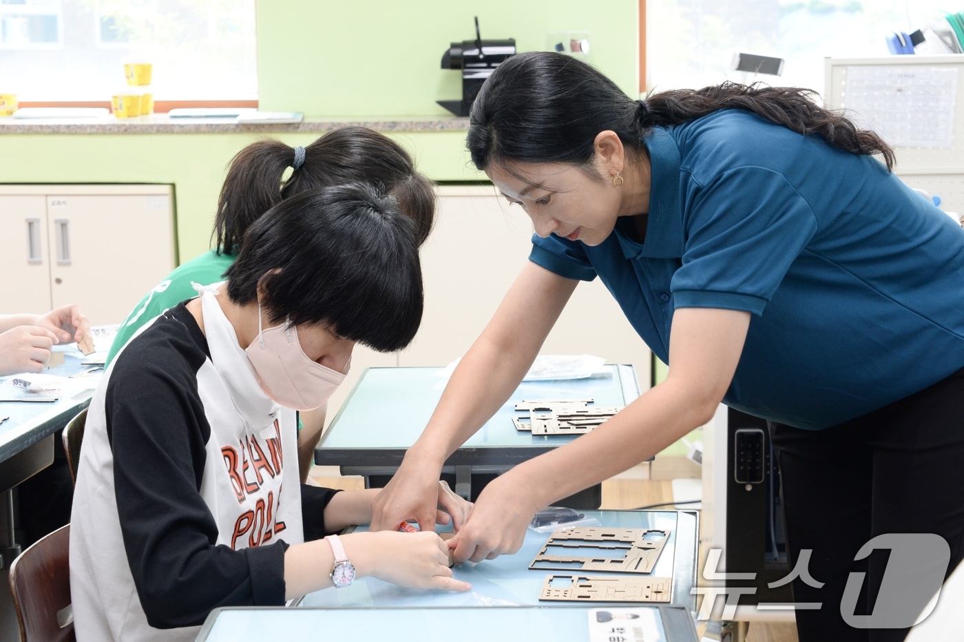 (서울=뉴스1) = LG전자는 지난 23일 특허청과 함께 서울 서초구 '다니엘학교'에서 장애 아동·청소년들을 대상으로 전자제품 발명 및 접근성 주제의 체험 교육을 진행했다고 24일 …