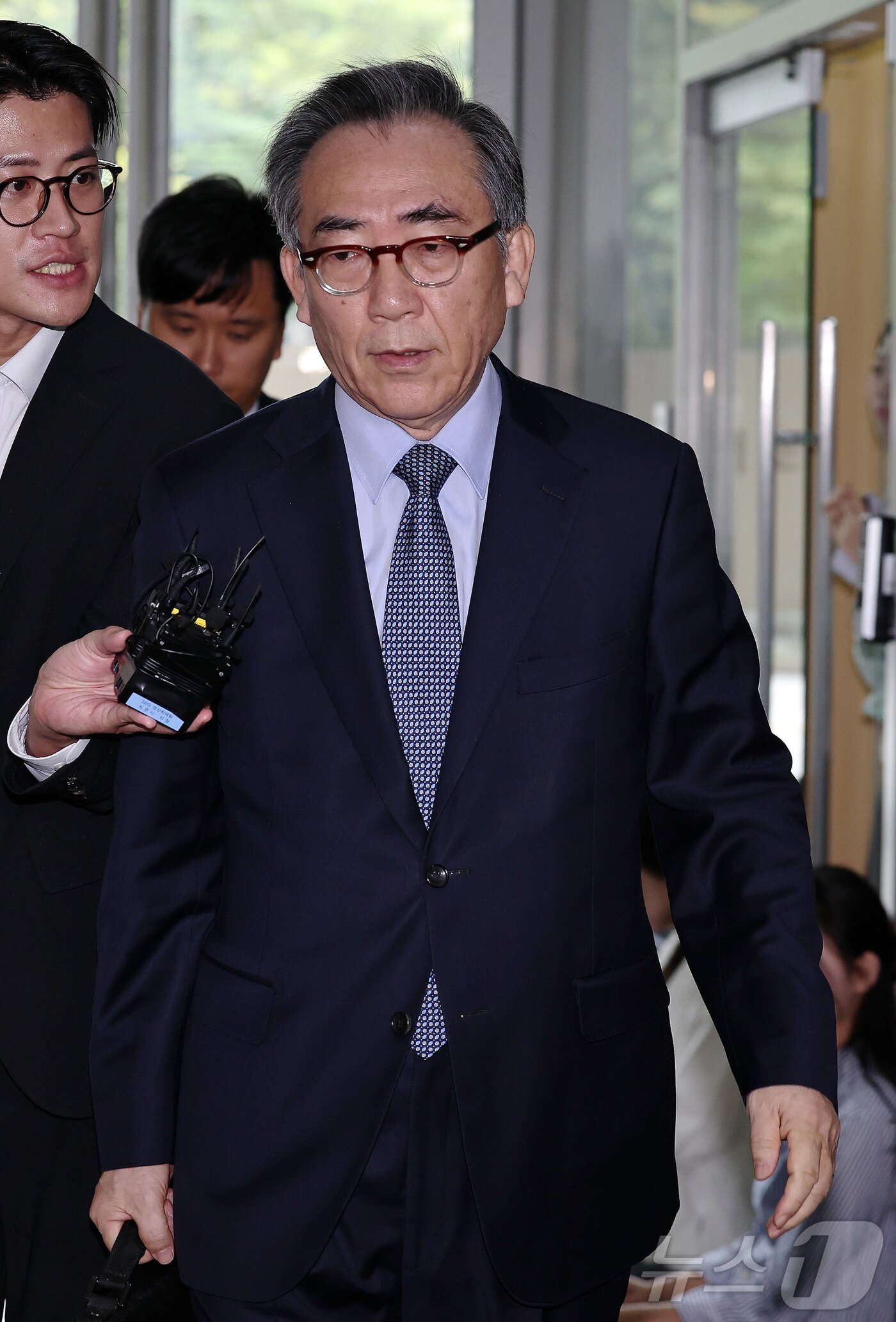 본문 이미지 - 조태열 전 외교부 장관이 24일 오전 피의자 신분으로 조사를 받기 위해 서울 서초구 순직해병특별검사팀 사무실에 출석하고 있다. 2025.9.24/뉴스1 ⓒ News1 구윤성 기자