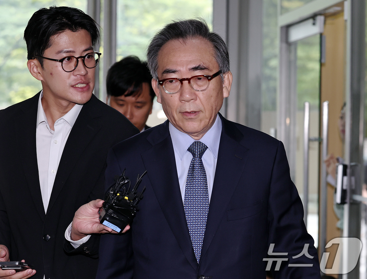 (서울=뉴스1) 구윤성 기자 = 조태열 전 외교부 장관이 24일 오전 피의자 신분으로 조사를 받기 위해 서울 서초구 순직해병특별검사팀 사무실에 출석하고 있다. 2025.9.24/뉴 …