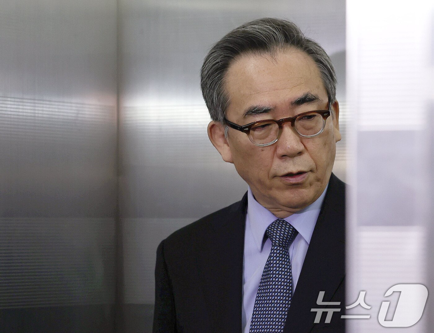 본문 이미지 - 조태열 전 외교부 장관이 24일 오전 피의자 신분으로 조사를 받기 위해 서울 서초구 순직해병특별검사팀 사무실에 출석하고 있다. 2025.9.24/뉴스1 ⓒ News1 구윤성 기자