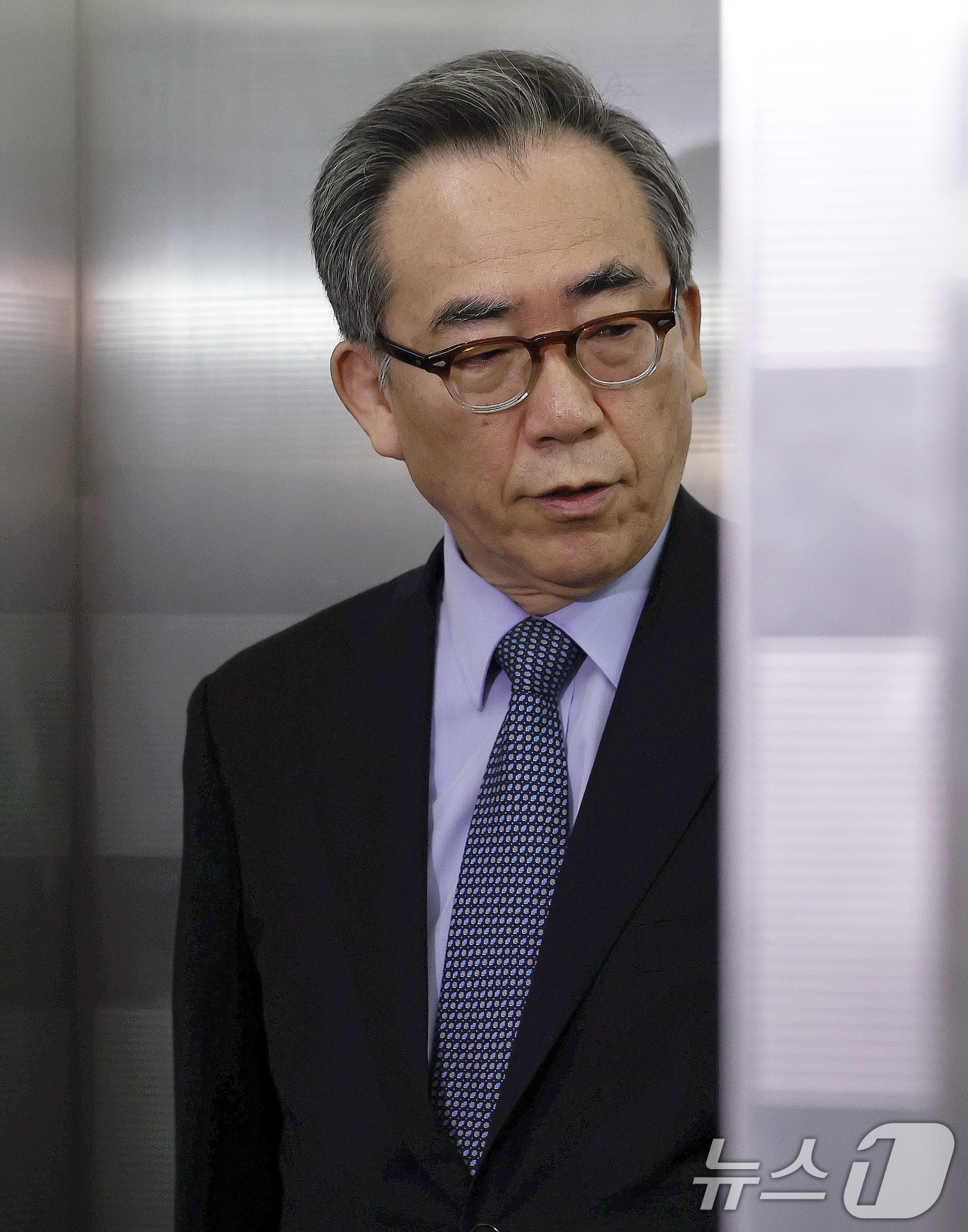 (서울=뉴스1) 구윤성 기자 = 조태열 전 외교부 장관이 24일 오전 피의자 신분으로 조사를 받기 위해 서울 서초구 순직해병특별검사팀 사무실에 출석하고 있다. 2025.9.24/뉴 …