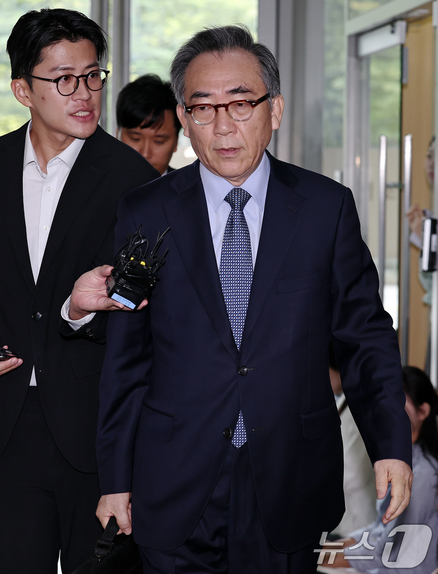 (서울=뉴스1) 구윤성 기자 = 조태열 전 외교부 장관이 24일 오전 피의자 신분으로 조사를 받기 위해 서울 서초구 순직해병특별검사팀 사무실에 출석하고 있다. 2025.9.24/뉴 …