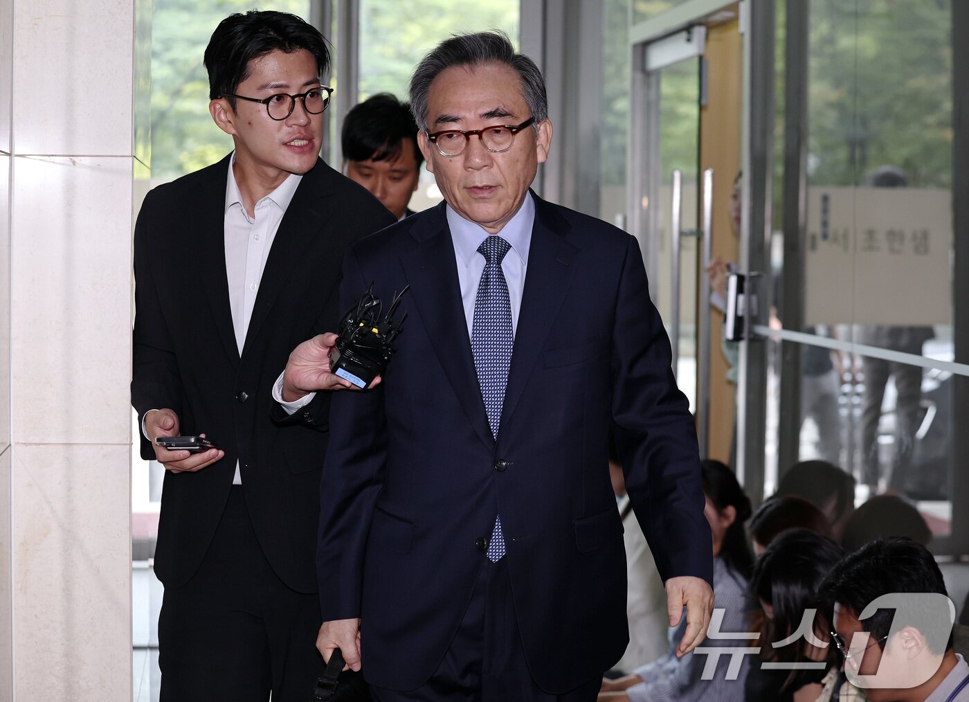 본문 이미지 - 조태열 전 외교부 장관이 24일 오전 피의자 신분으로 조사를 받기 위해 서울 서초구 순직해병특별검사팀 사무실에 출석하고 있다. 2025.9.24/뉴스1 ⓒ News1 구윤성 기자