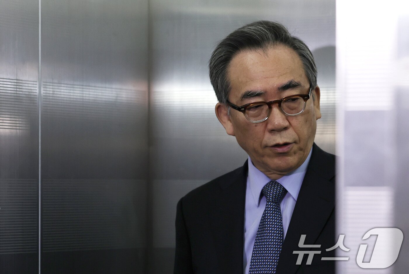 본문 이미지 - 조태열 전 외교부 장관이 24일 오전 피의자 신분으로 조사를 받기 위해 서울 서초구 순직해병특별검사팀 사무실에 출석하고 있다. 2025.9.24/뉴스1 ⓒ News1 구윤성 기자