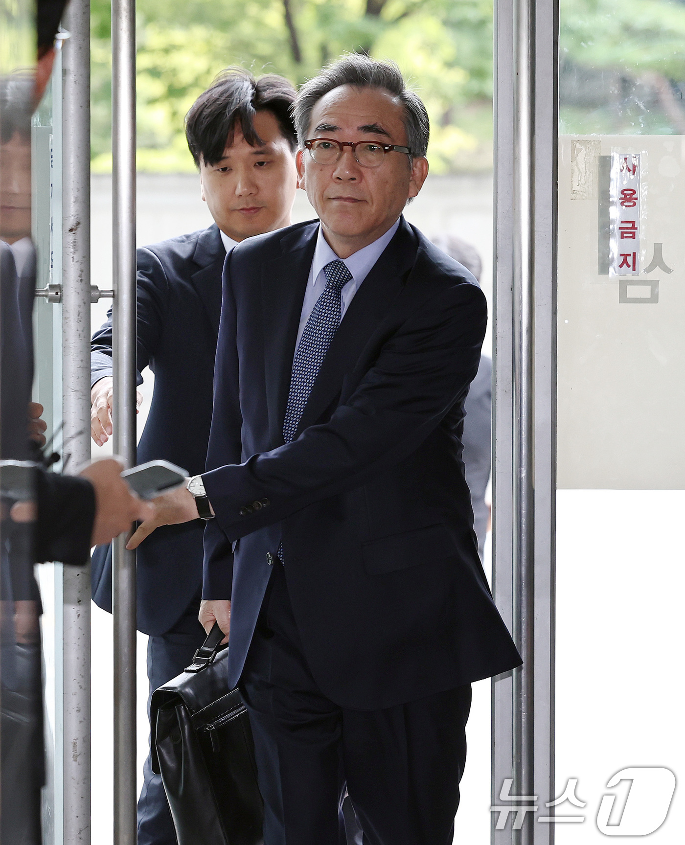 (서울=뉴스1) 구윤성 기자 = 조태열 전 외교부 장관이 24일 오전 피의자 신분으로 조사를 받기 위해 서울 서초구 순직해병특별검사팀 사무실에 출석하고 있다. 2025.9.24/뉴 …