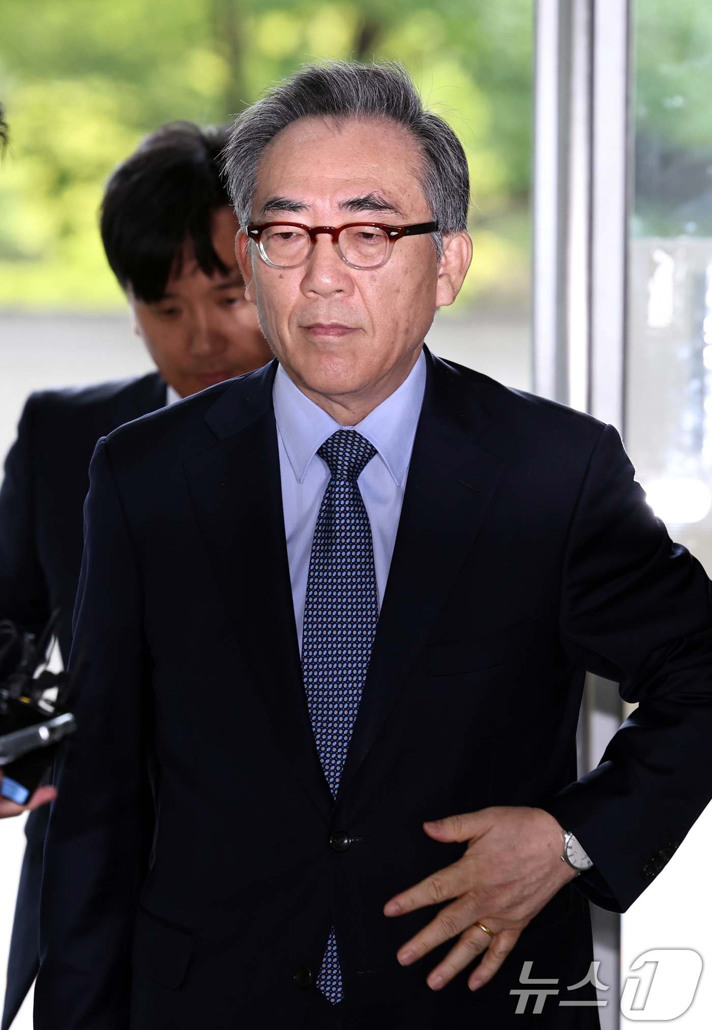 (서울=뉴스1) 구윤성 기자 = 조태열 전 외교부 장관이 24일 오전 피의자 신분으로 조사를 받기 위해 서울 서초구 순직해병특별검사팀 사무실에 출석하고 있다. 2025.9.24/뉴 …