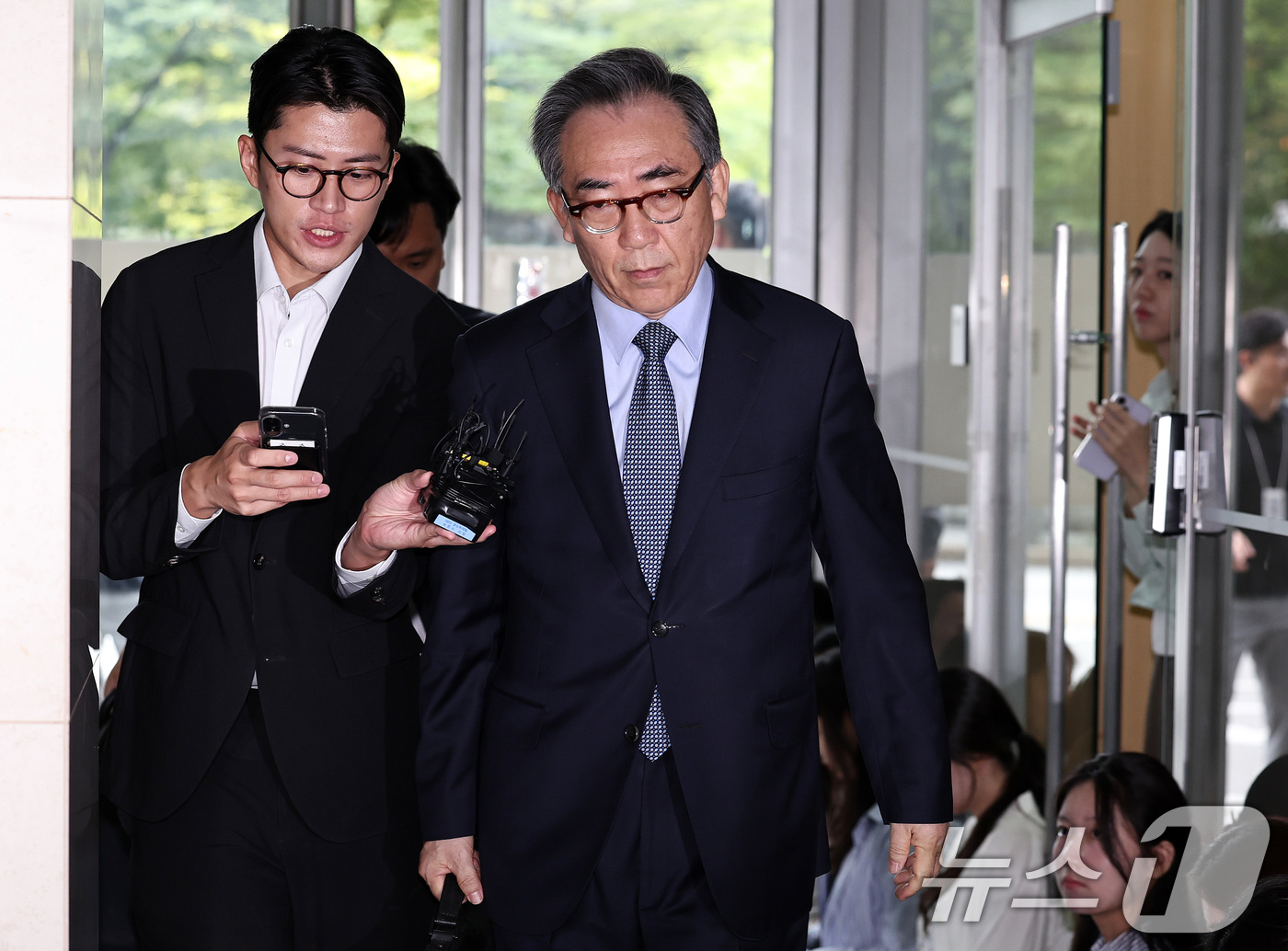 (서울=뉴스1) 구윤성 기자 = 조태열 전 외교부 장관이 24일 오전 피의자 신분으로 조사를 받기 위해 서울 서초구 순직해병특별검사팀 사무실에 출석하고 있다. 2025.9.24/뉴 …