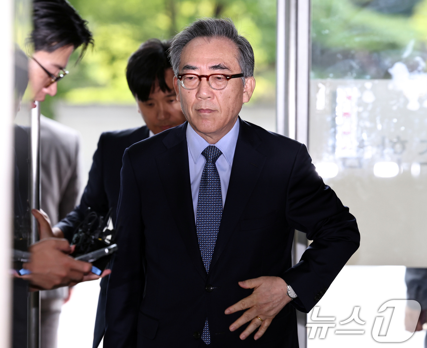 (서울=뉴스1) 구윤성 기자 = 조태열 전 외교부 장관이 24일 오전 피의자 신분으로 조사를 받기 위해 서울 서초구 순직해병특별검사팀 사무실에 출석하고 있다. 2025.9.24/뉴 …