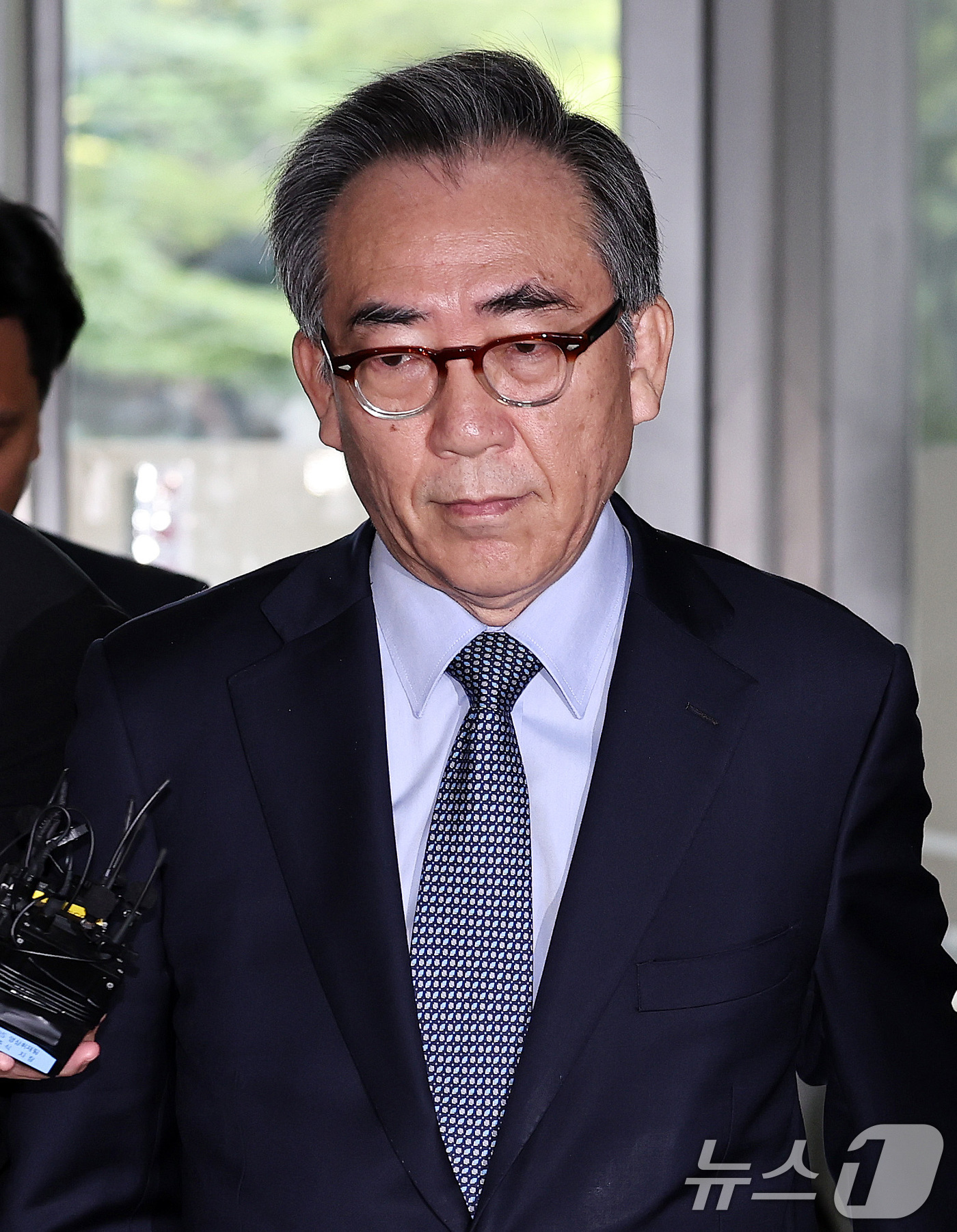 (서울=뉴스1) 구윤성 기자 = 조태열 전 외교부 장관이 24일 오전 피의자 신분으로 조사를 받기 위해 서울 서초구 순직해병특별검사팀 사무실에 출석하고 있다. 2025.9.24/뉴 …