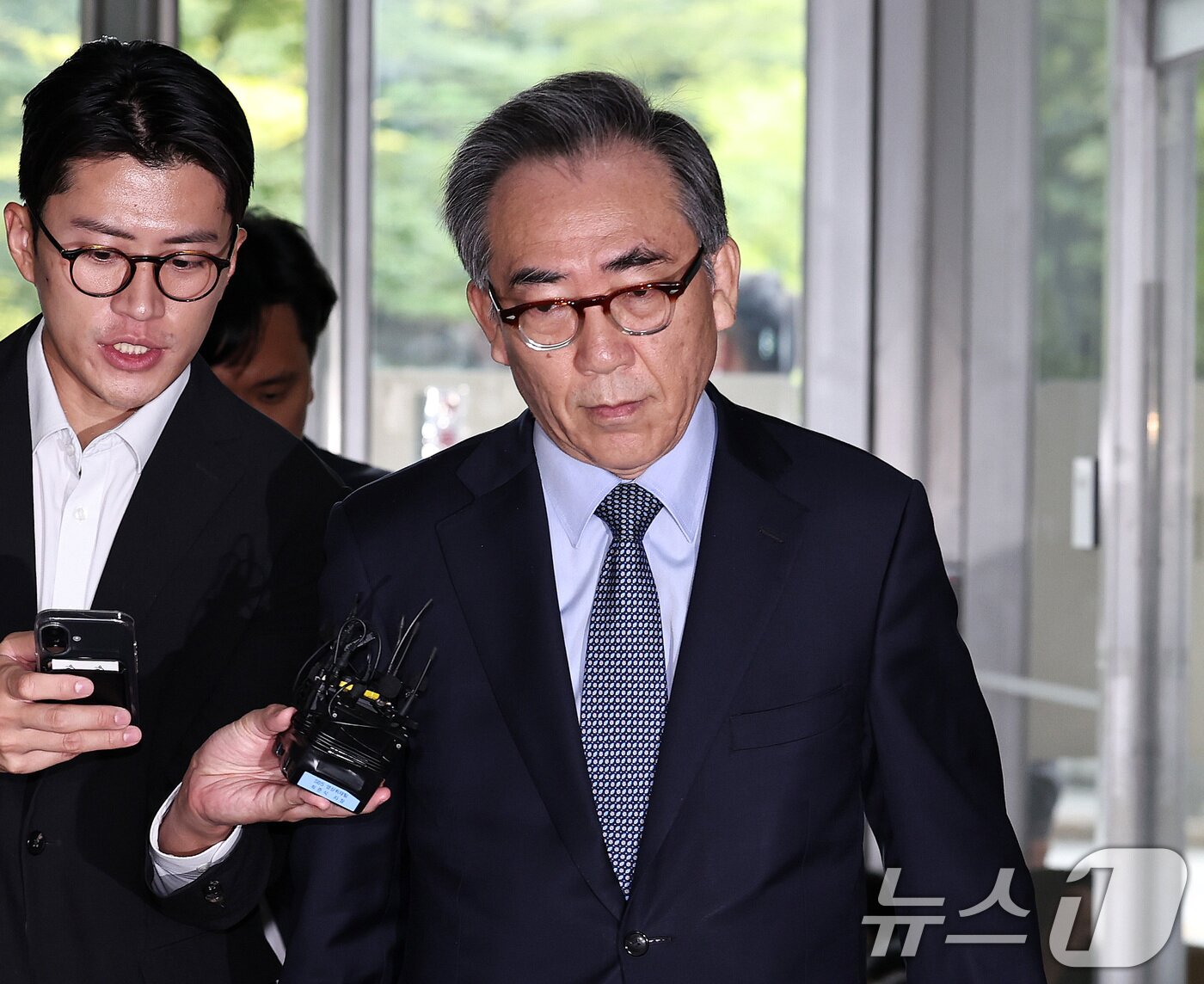 본문 이미지 - 조태열 전 외교부 장관이 24일 오전 피의자 신분으로 조사를 받기 위해 서울 서초구 순직해병특별검사팀 사무실에 출석하고 있다. 2025.9.24/뉴스1 ⓒ News1 구윤성 기자