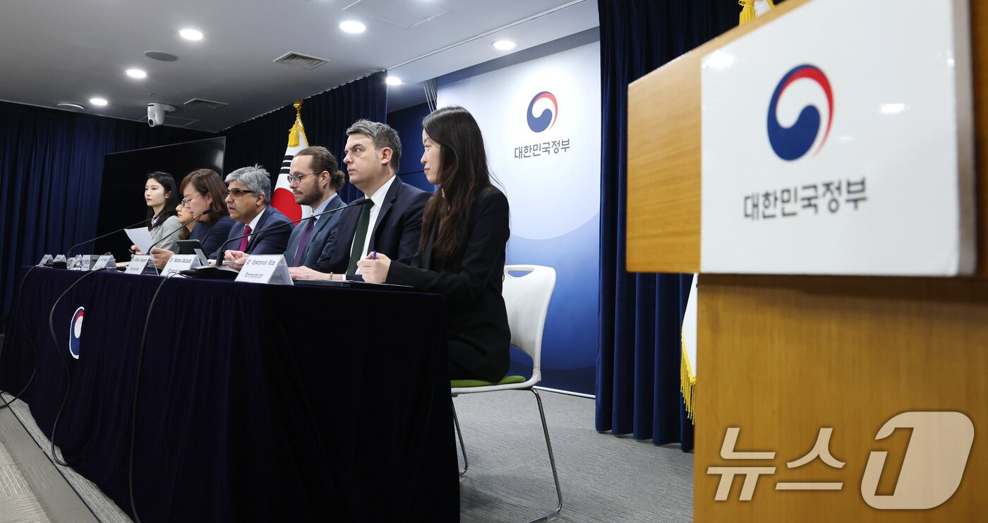 본문 이미지 - 라훌 아난드 IMF 한국 미션단장이 24일 오전 서울 종로구 정부서울청사에서 2025년 IMF 연례협의 결과 브리핑을 하고 있다. 2025.9.24/뉴스1 ⓒ News1 임세영 기자