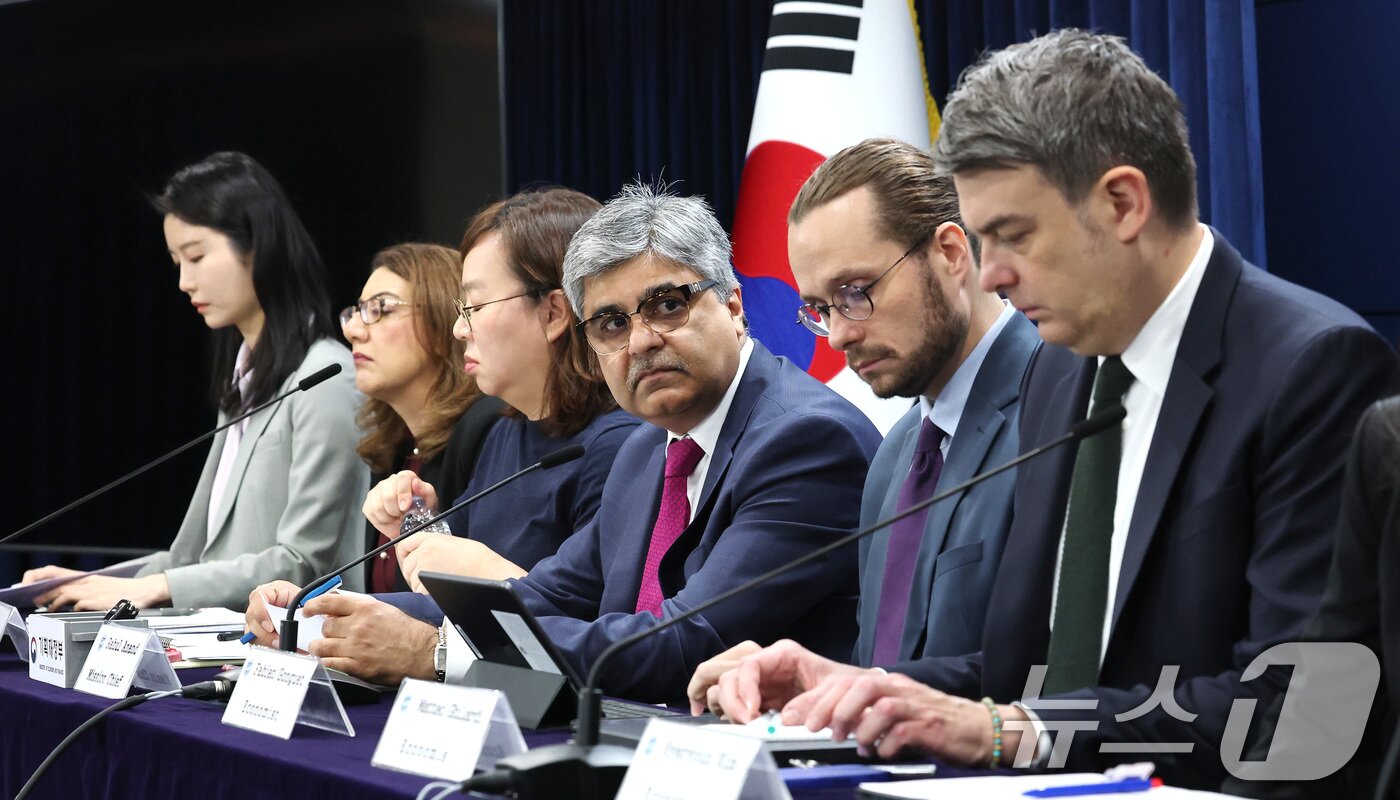 본문 이미지 - 라훌 아난드 IMF 한국 미션단장이 24일 오전 서울 종로구 정부서울청사에서 2025년 IMF 연례협의 결과 브리핑을 하고 있다. 2025.9.24/뉴스1 ⓒ News1 임세영 기자