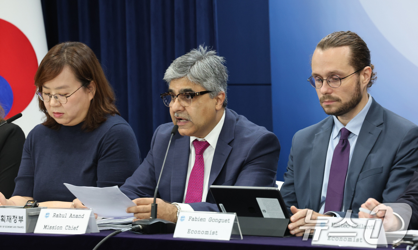 (서울=뉴스1) 임세영 기자 = 라훌 아난드 IMF 한국 미션단장이 24일 오전 서울 종로구 정부서울청사에서 2025년 IMF 연례협의 결과 브리핑을 하고 있다. 2025.9.24 …