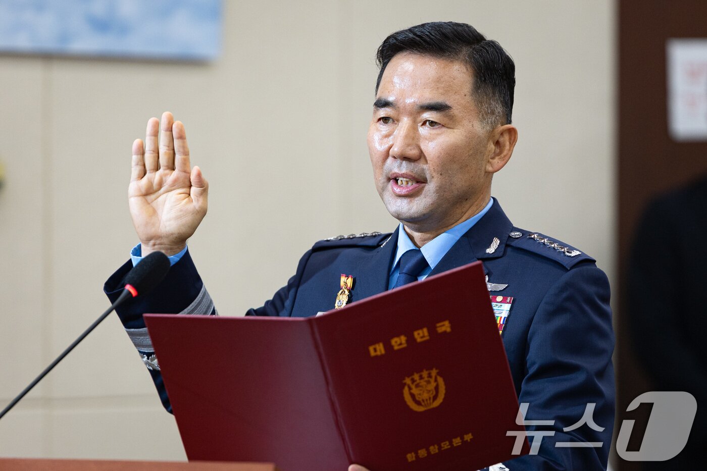 본문 이미지 - 진영승 합동참모의장 후보자가 24일 서울 여의도 국회에서 열린 국방위원회의 합동참모의장후보자 인사청문회에 출석해 선서하고 있다. 2025.9.24/뉴스1 ⓒ News1 유승관 기자
