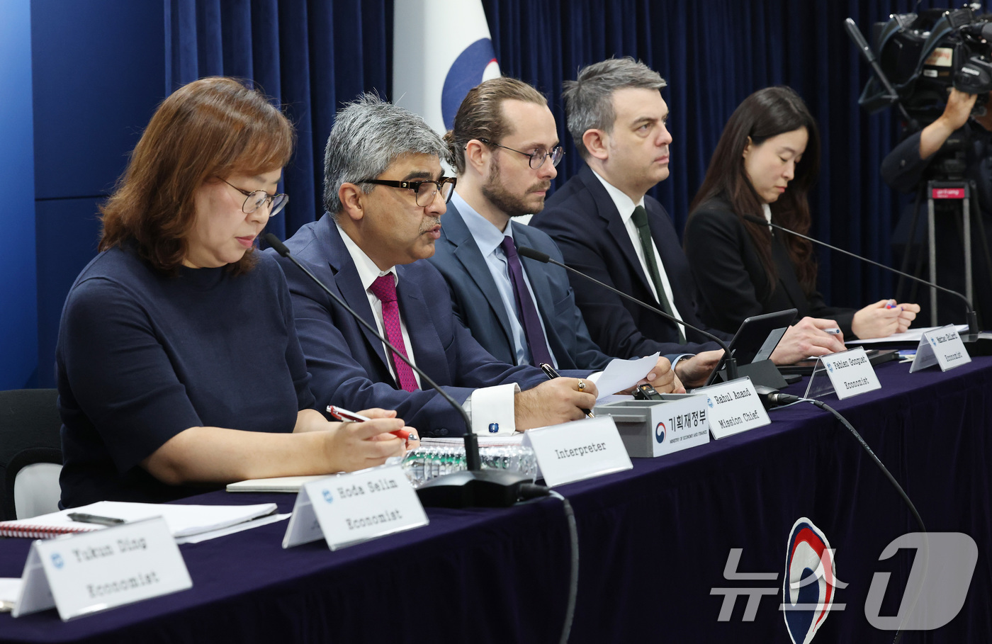 (서울=뉴스1) 임세영 기자 = 라훌 아난드 IMF 한국 미션단장(왼쪽 두번째)이 24일 오전 서울 종로구 정부서울청사에서 2025년 IMF 연례협의 결과 브리핑을 하고 있다. 2 …