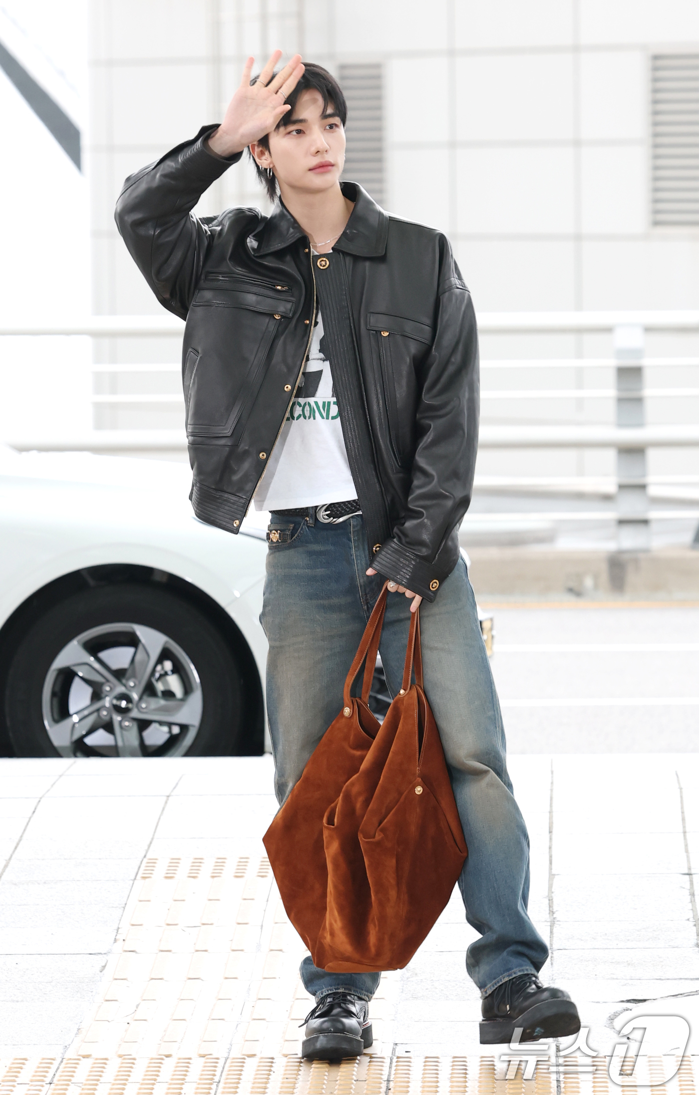 (인천공항=뉴스1) 권현진 기자 = 스트레이 키즈 현진이 해외 일정을 위해 24일 오전 인천국제공항을 통해 밀라노로 출국하기 전 인사를 하고 있다. 2025.9.24/뉴스1