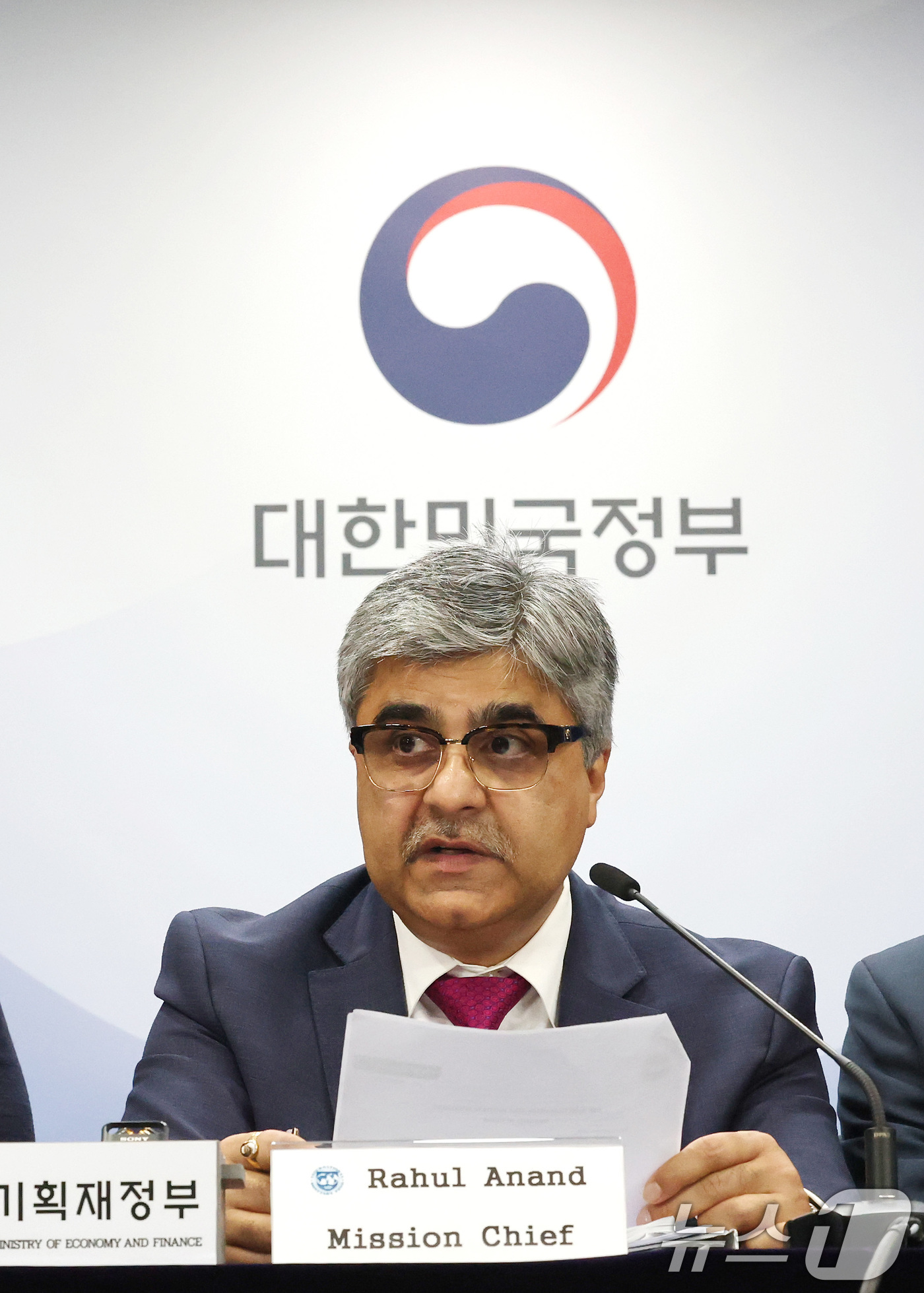 (서울=뉴스1) 임세영 기자 = 라훌 아난드 IMF 한국 미션단장이 24일 오전 서울 종로구 정부서울청사에서 2025년 IMF 연례협의 결과 브리핑을 하고 있다. 2025.9.24 …