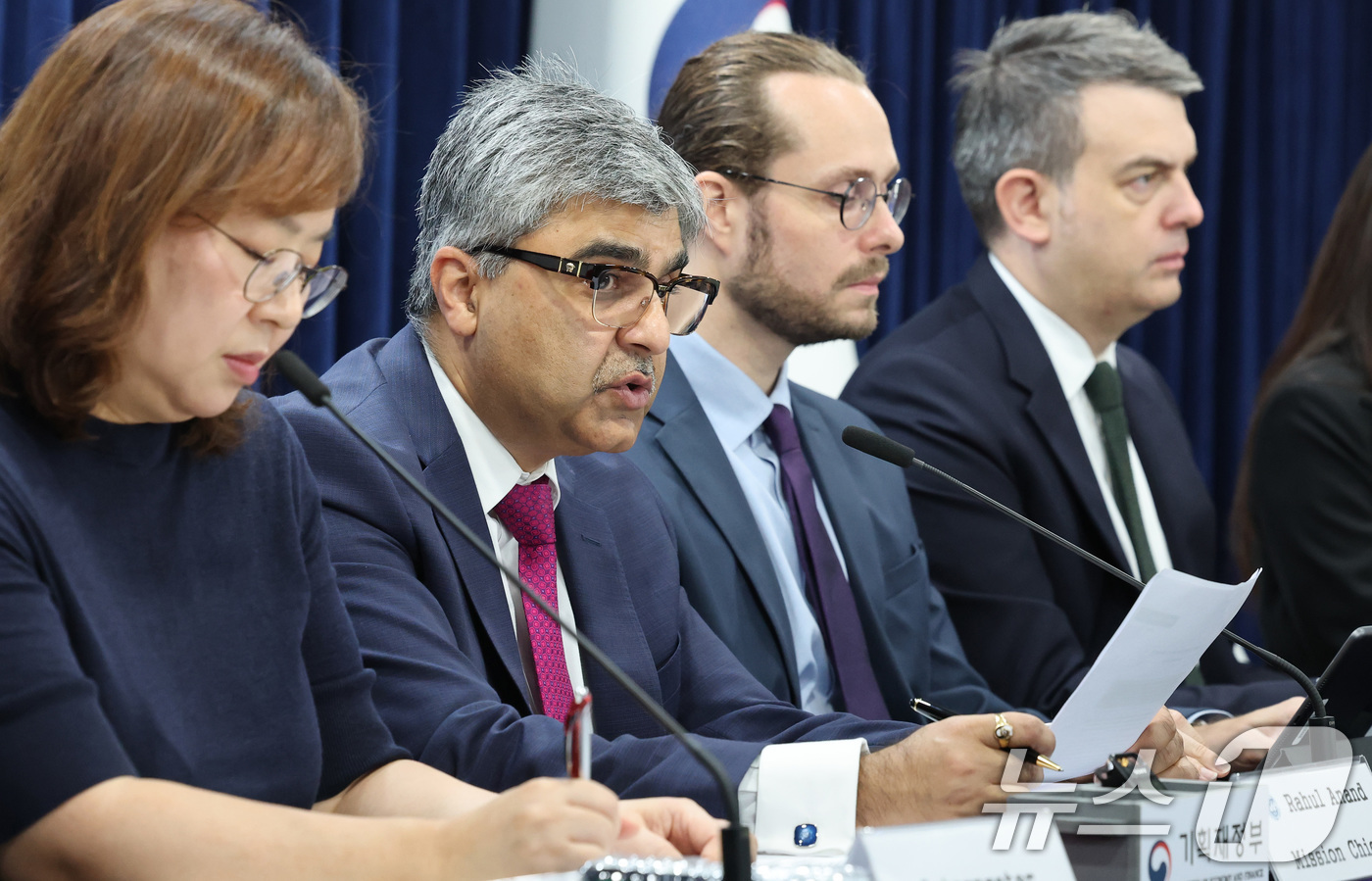 (서울=뉴스1) 임세영 기자 = 라훌 아난드 IMF 한국 미션단장(왼쪽 두번째)이 24일 오전 서울 종로구 정부서울청사에서 2025년 IMF 연례협의 결과 브리핑을 하고 있다. 2 …