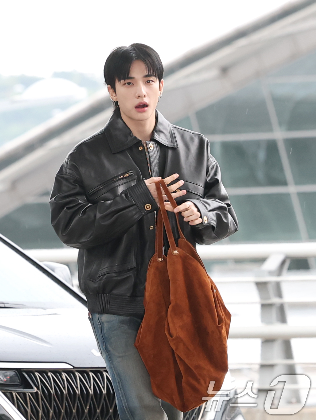 (인천공항=뉴스1) 권현진 기자 = 스트레이 키즈 현진이 해외 일정을 위해 24일 오전 인천국제공항을 통해 밀라노로 출국하고 있다. 2025.9.24/뉴스1