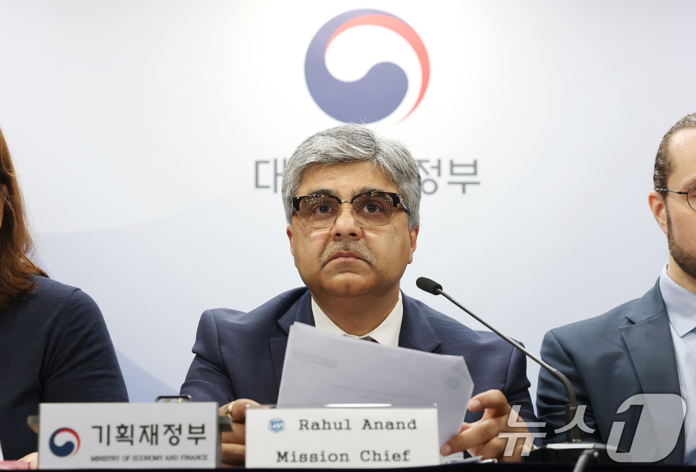 (서울=뉴스1) 임세영 기자 = 라훌 아난드 IMF 한국 미션단장이 24일 오전 서울 종로구 정부서울청사에서 2025년 IMF 연례협의 결과 브리핑을 하고 있다. 2025.9.24 …
