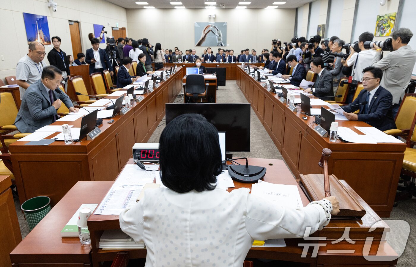 본문 이미지 - 최민희 국회 과학기술정보방송통신위원장이 24일 서울 여의도 국회에서 열린 제429회국회&#40;정기회&#41; 제5차 전체회의에서 의사봉을 두드리고 있다. 2025.9.24/뉴스1 ⓒ News1 이승배 기자