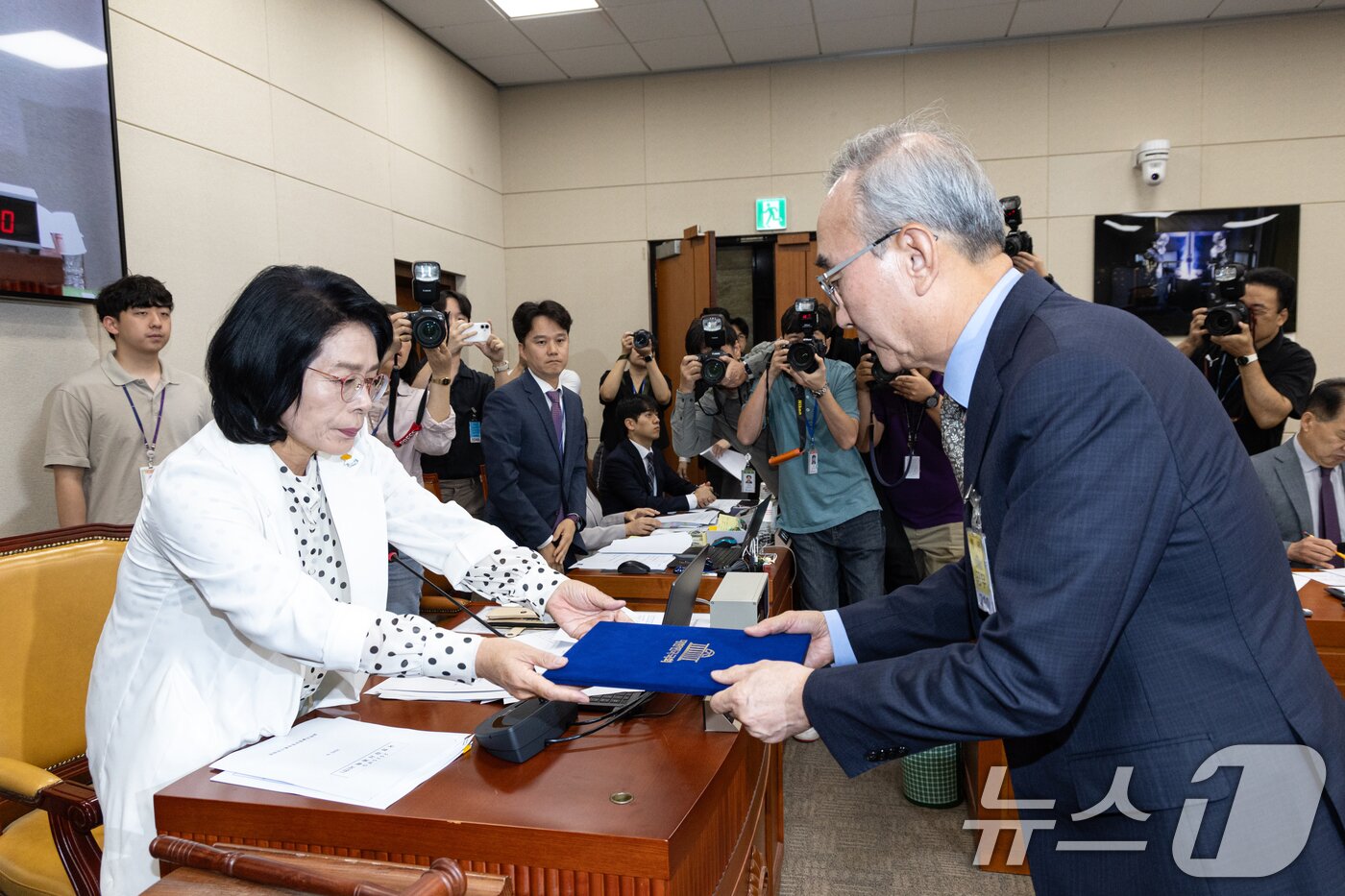 본문 이미지 - 김영섭 KT 대표이사가 24일 서울 여의도 국회 과학기술정보방송통신위원회에서 열린 대규모 해킹사고&#40;통신·금융&#41; 관련 청문회에 출석해 증인 선서를 마치고 최민희 위원장에게 선서문을 전달하고 있다. 2025.9.24/뉴스1 ⓒ News1 이승배 기자