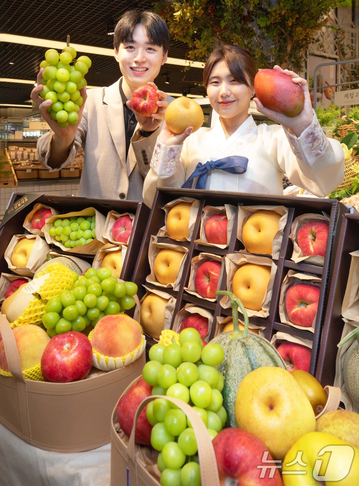 (서울=뉴스1) = 현대백화점은 올해 추석 선물세트 판매 기간인 다음달 5일까지 압구정본점 등 전국 백화점과 온라인몰에서 과일 선물세트를 선보인다고 24일 밝혔다.24일 서울 강남 …