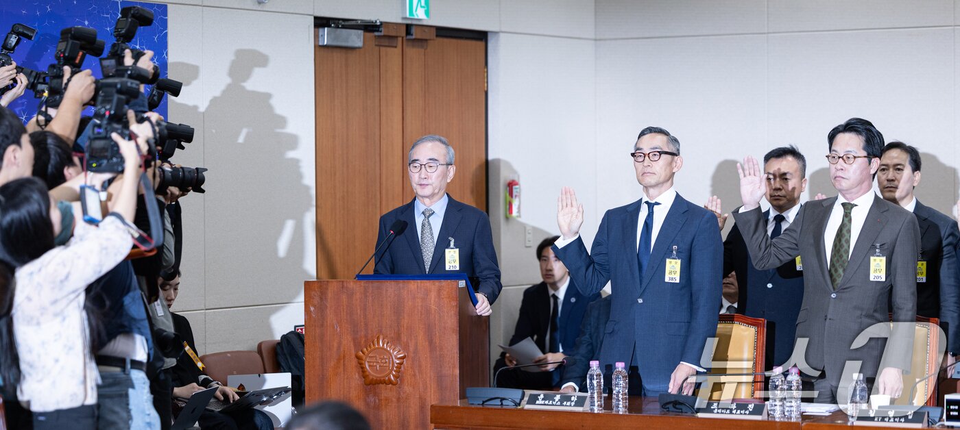 본문 이미지 - 김영섭 KT 대표이사&#40;왼쪽부터&#41;, 윤종하 MBK파트너스 부회장, 조좌진 롯데카드 대표이사가 24일 서울 여의도 국회 과학기술정보방송통신위원회에서 열린 대규모 해킹사고&#40;통신·금융&#41; 관련 청문회에 출석해 증인 선서하고 있다. 2025.9.24/뉴스1 ⓒ News1 이승배 기자