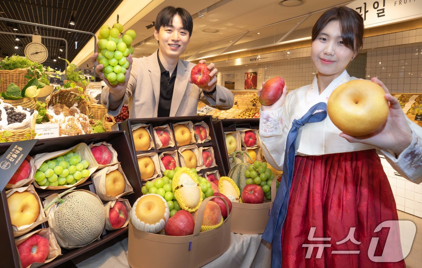 (서울=뉴스1) = 현대백화점은 올해 추석 선물세트 판매 기간인 다음달 5일까지 압구정본점 등 전국 백화점과 온라인몰에서 과일 선물세트를 선보인다고 24일 밝혔다.24일 서울 강남 …