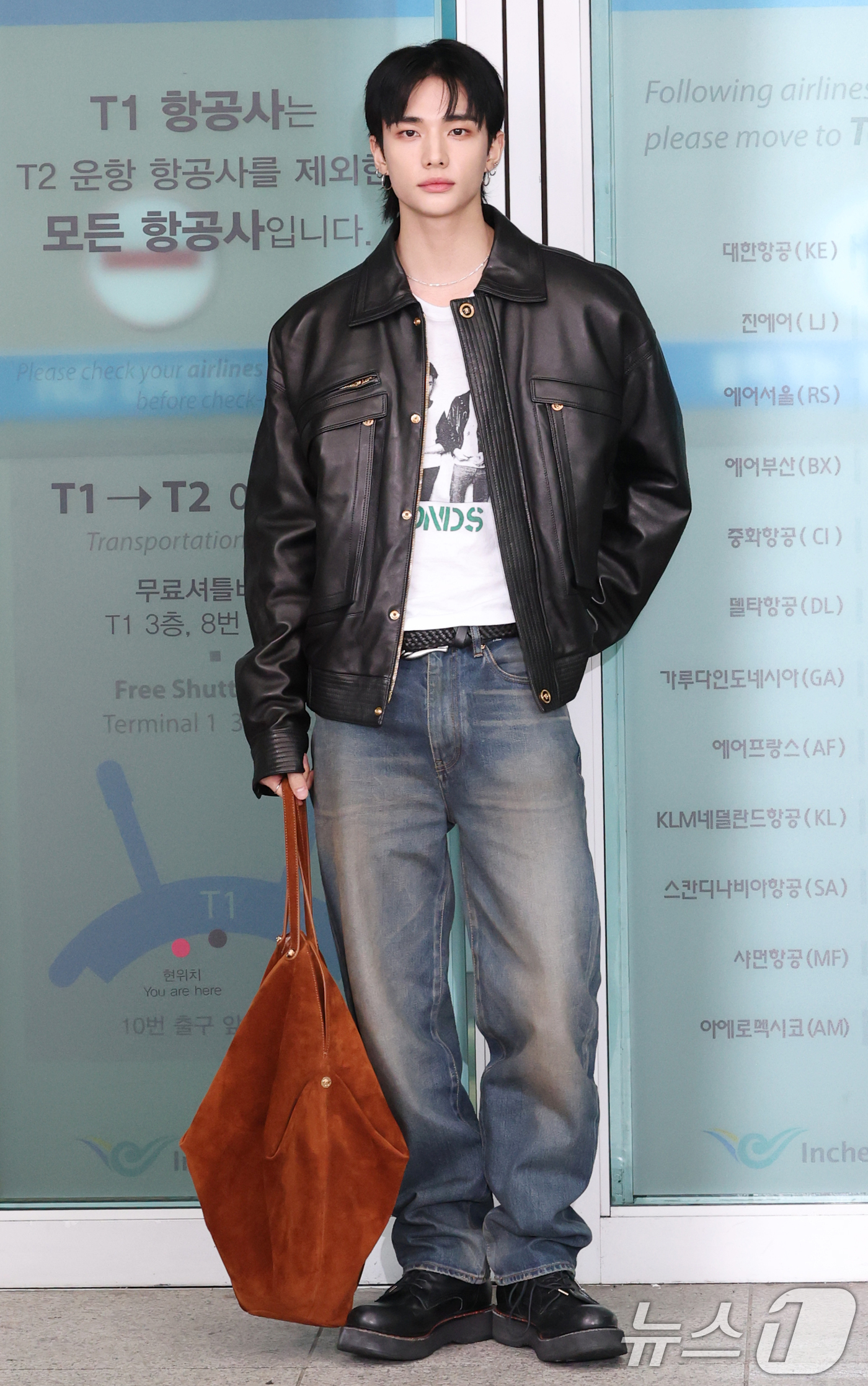 (인천공항=뉴스1) 권현진 기자 = 스트레이 키즈 현진이 해외 일정을 위해 24일 오전 인천국제공항을 통해 밀라노로 출국하기 전 인사를 하고 있다. 2025.9.24/뉴스1