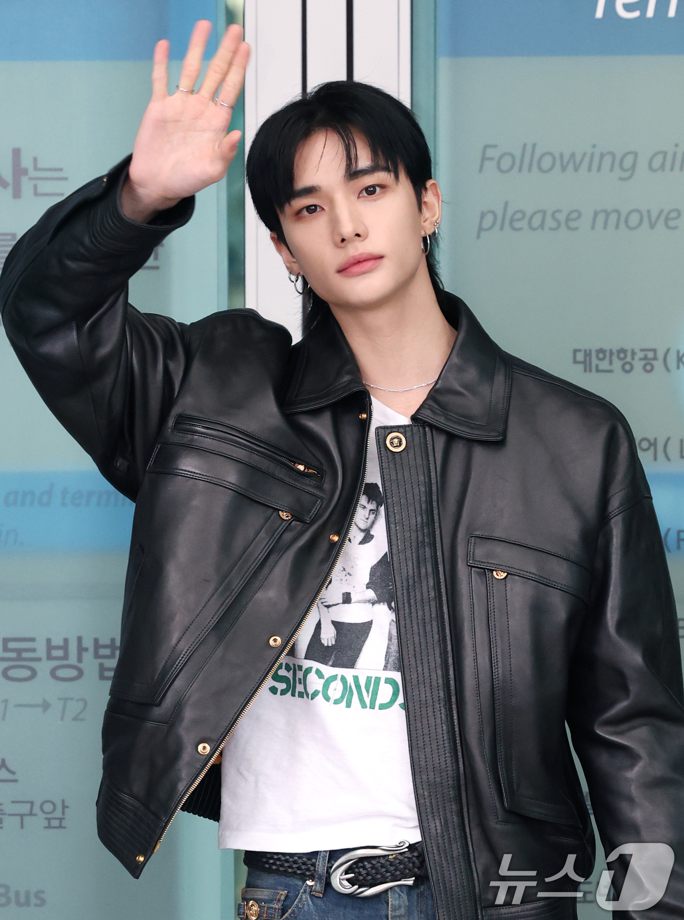 (인천공항=뉴스1) 권현진 기자 = 스트레이 키즈 현진이 해외 일정을 위해 24일 오전 인천국제공항을 통해 밀라노로 출국하기 전 인사를 하고 있다. 2025.9.24/뉴스1