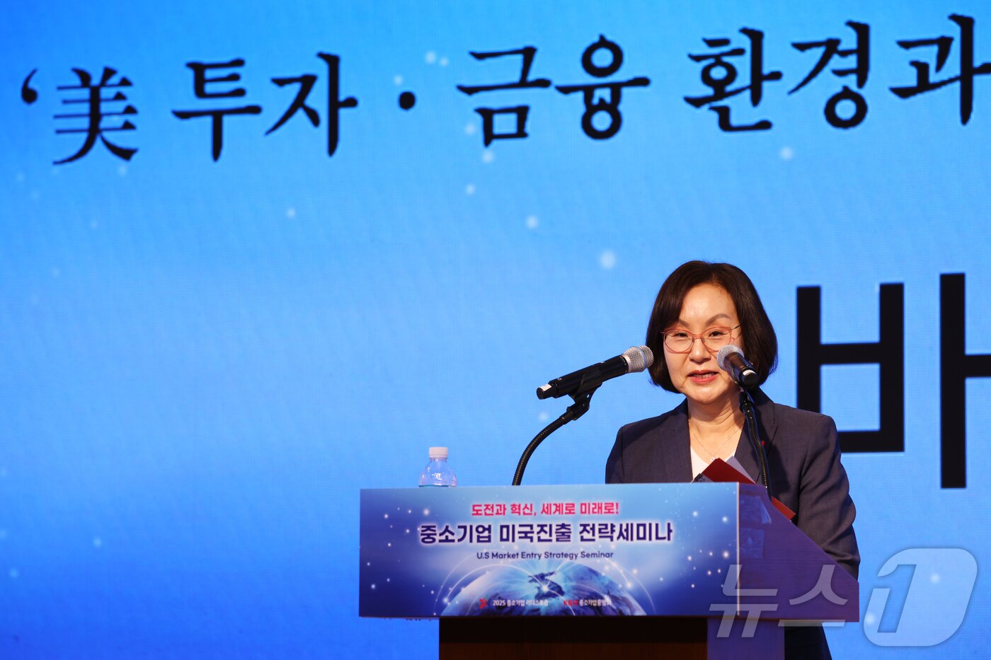 본문 이미지 - 바니 리 한미은행장이 24일 제주롯데호텔 크리스탈볼룸에서 열린 중소기업 미국진출 전략세미나에서 발표를 하고 있다 &#40;중기중앙회 제공&#41;