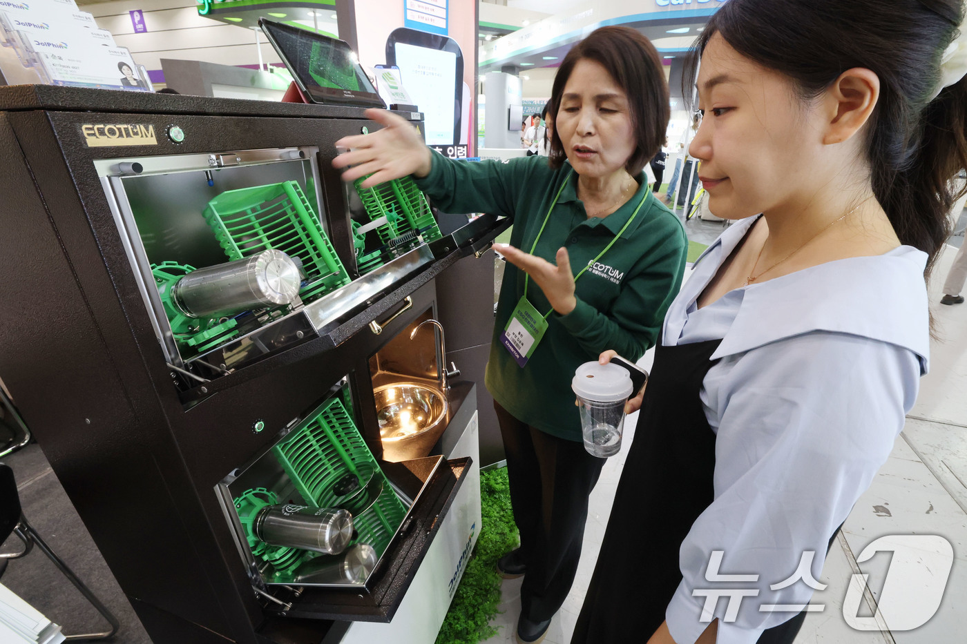 (서울=뉴스1) 이광호 기자 = 24일 오전 서울 강남구 코엑스에서 열린 대한민국 환경·사회·투명 경영(ESG) 친환경대전에서 돌핀 부스를 찾은 관람객이 텀블러세척기 에코텀에 대한 …