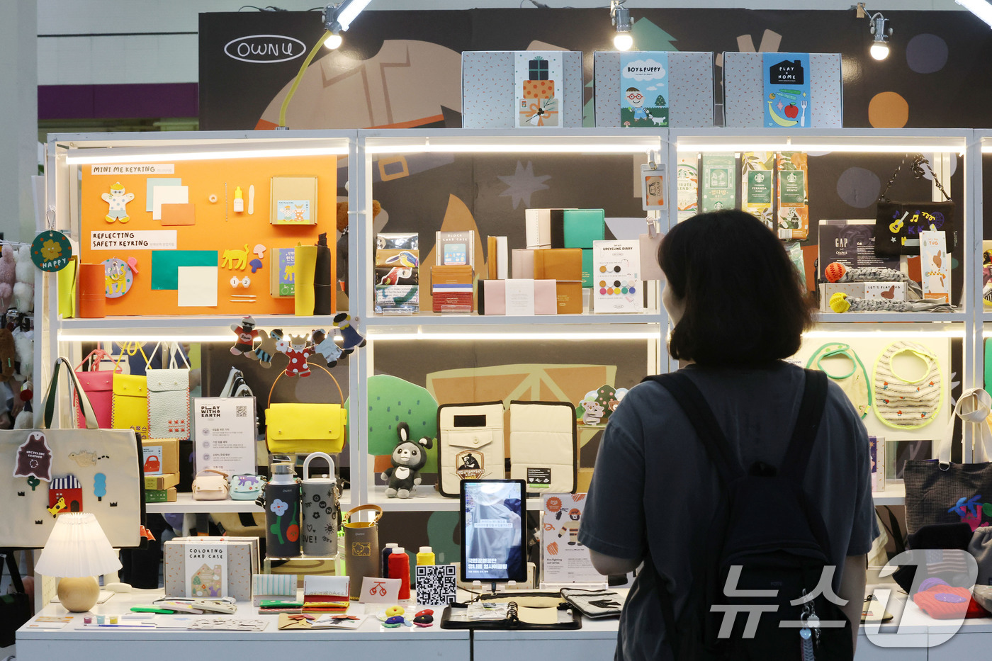 (서울=뉴스1) 이광호 기자 = 24일 오전 서울 강남구 코엑스에서 열린 대한민국 환경·사회·투명 경영(ESG) 친환경대전에서 관람객이 업싸이클링 제품을 살펴보고 있다. 플라스틱 …