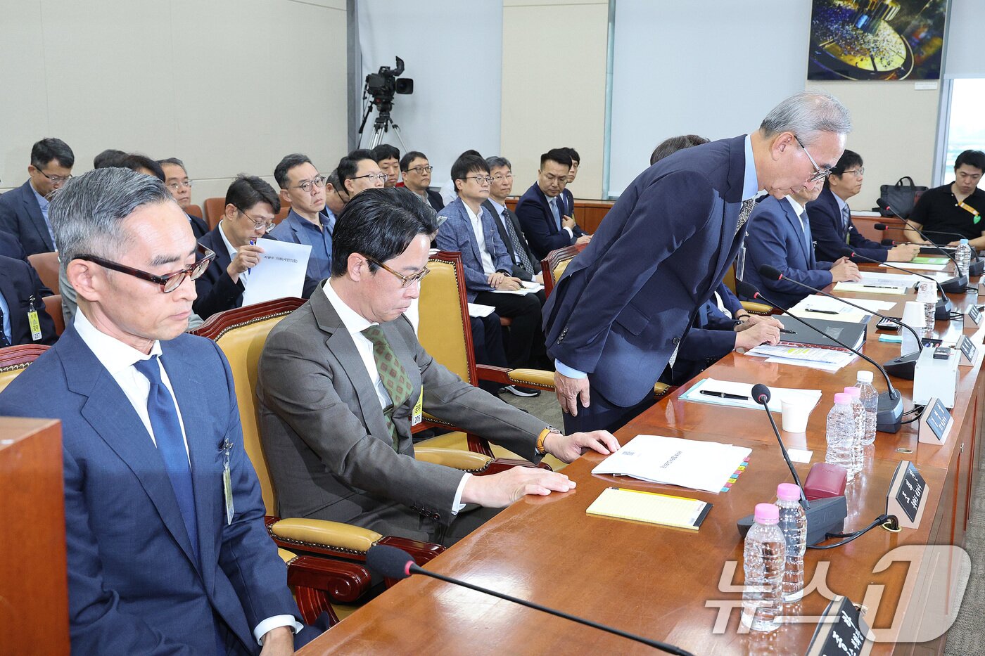 본문 이미지 - 김영섭 KT 대표이사가 24일 서울 여의도 국회 과학기술정보방송통신위원회에서 열린 대규모 해킹사고&#40;통신·금융&#41; 관련 청문회에서 인사하고 있다. 왼쪽부터 윤종하 MBK파트너스 부회장, 조좌진 롯데카드 대표이사. 2025.9.24/뉴스1 ⓒ News1 신웅수 기자