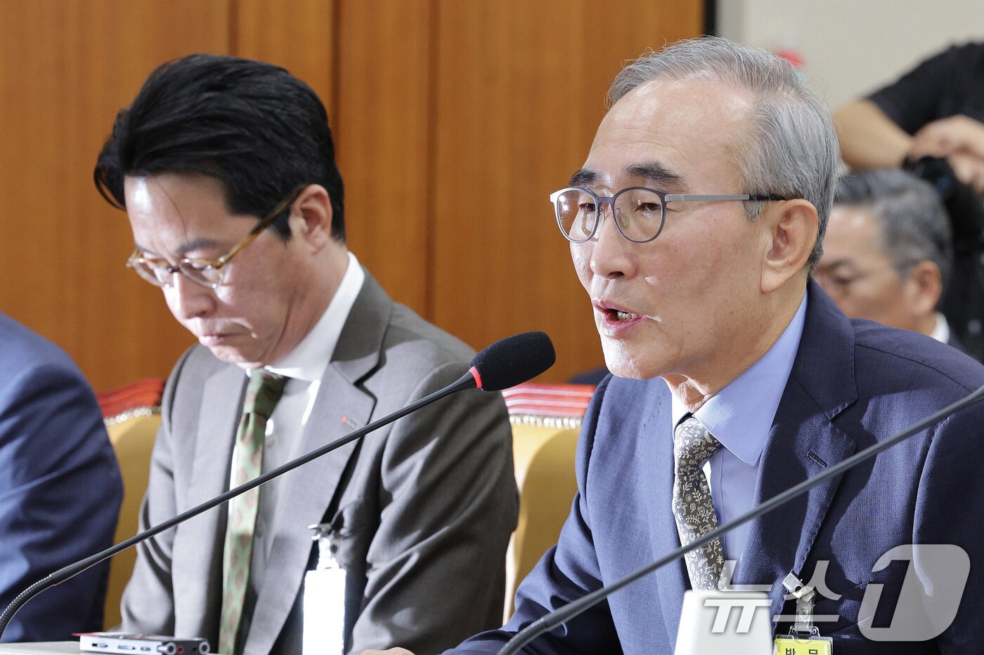 본문 이미지 - 김영섭 KT 대표이사가 24일 서울 여의도 국회 과학기술정보방송통신위원회에서 열린 대규모 해킹사고&#40;통신·금융&#41; 관련 청문회에서 의원 질의에 답변하고 있다. 왼쪽은 조좌진 롯데카드 대표이사. 2025.9.24/뉴스1 ⓒ News1 신웅수 기자