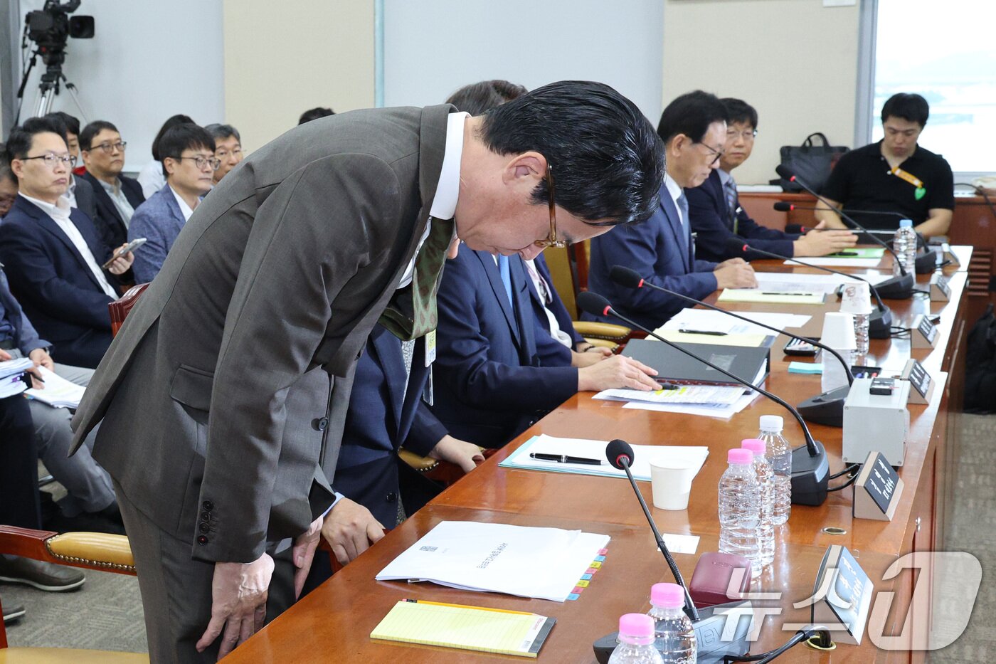 본문 이미지 - 조좌진 롯데카드 대표이사가 24일 서울 여의도 국회 과학기술정보방송통신위원회에서 열린 대규모 해킹사고&#40;통신·금융&#41; 관련 청문회에서 인사하고 있다. 2025.9.24/뉴스1 ⓒ News1 신웅수 기자