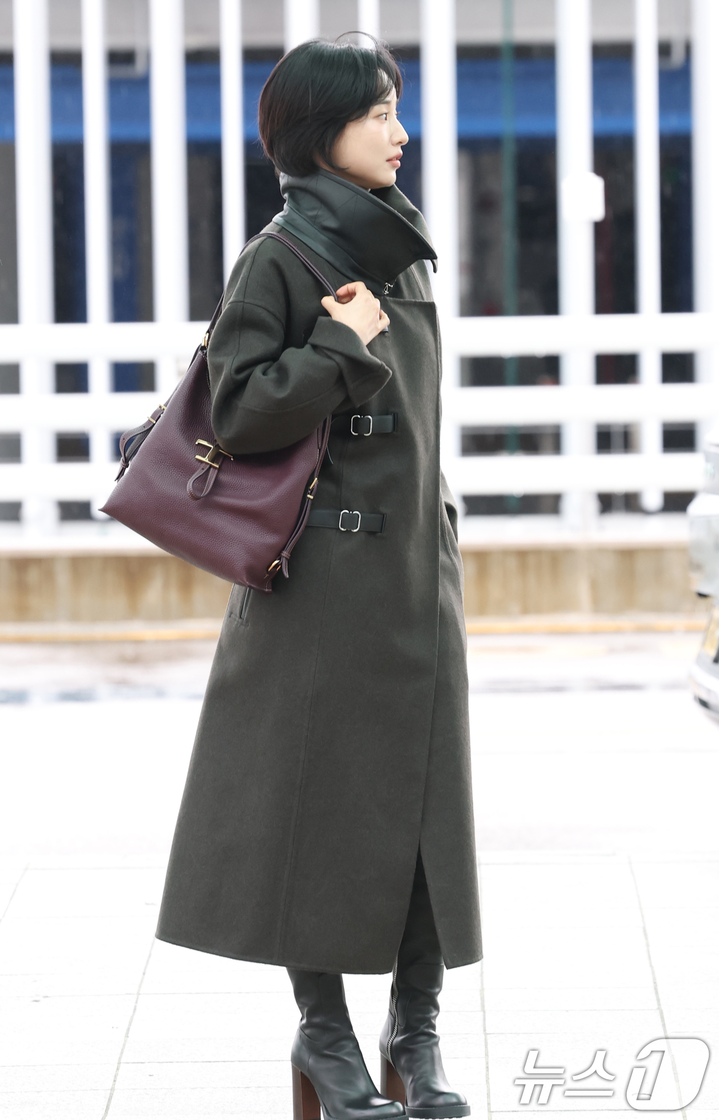 (인천공항=뉴스1) 권현진 기자 = ‘애마’로 떠오른 배우 방효린이 해외 일정을 위해 24일 오전 인천국제공항을 통해 이탈리아 밀라노로 출국하기 전 인사를 하고 있다. 2025.9 …